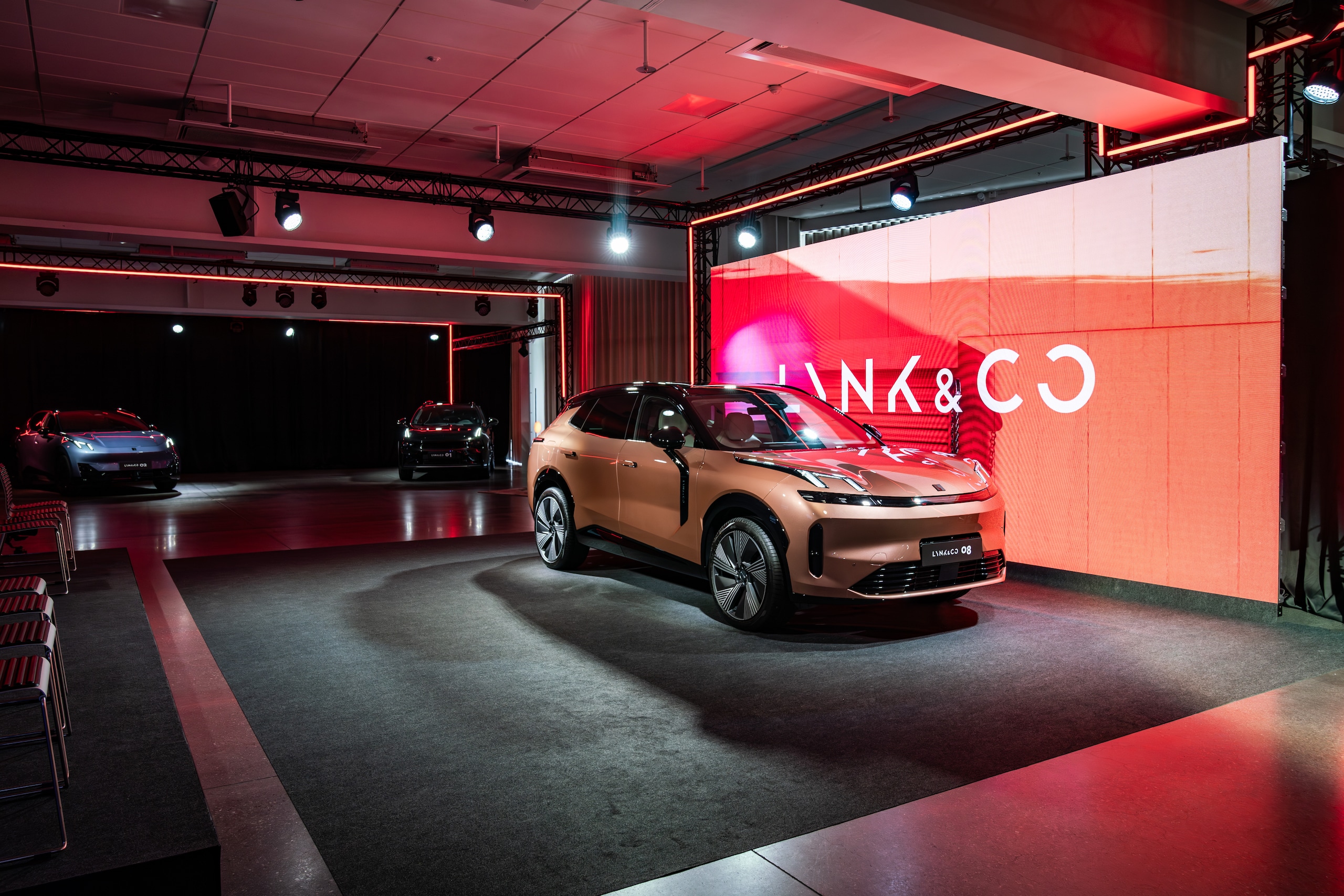 Le foto della Lynk & Co 08, Suv ibrido plug-in da 200 km di autonomia
