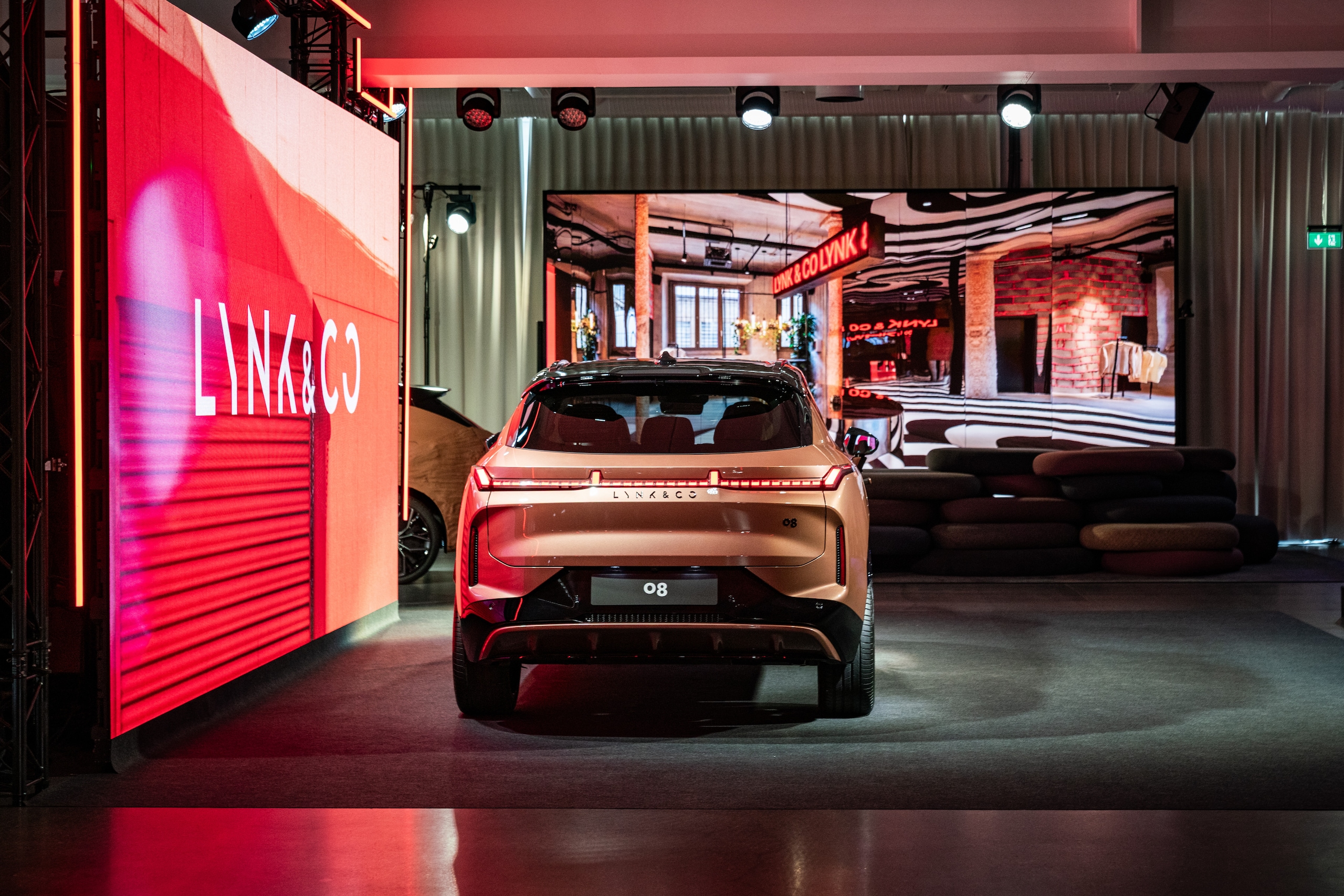 Le foto della Lynk & Co 08, Suv ibrido plug-in da 200 km di autonomia