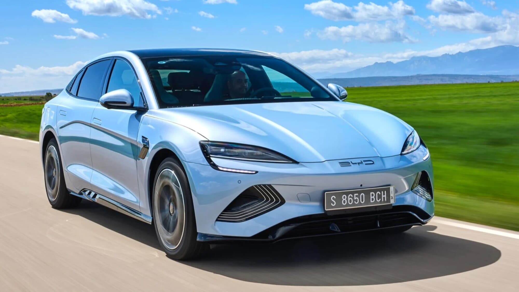 Le batterie EV made in China più veloci della benzina: la rivoluzione di BYD