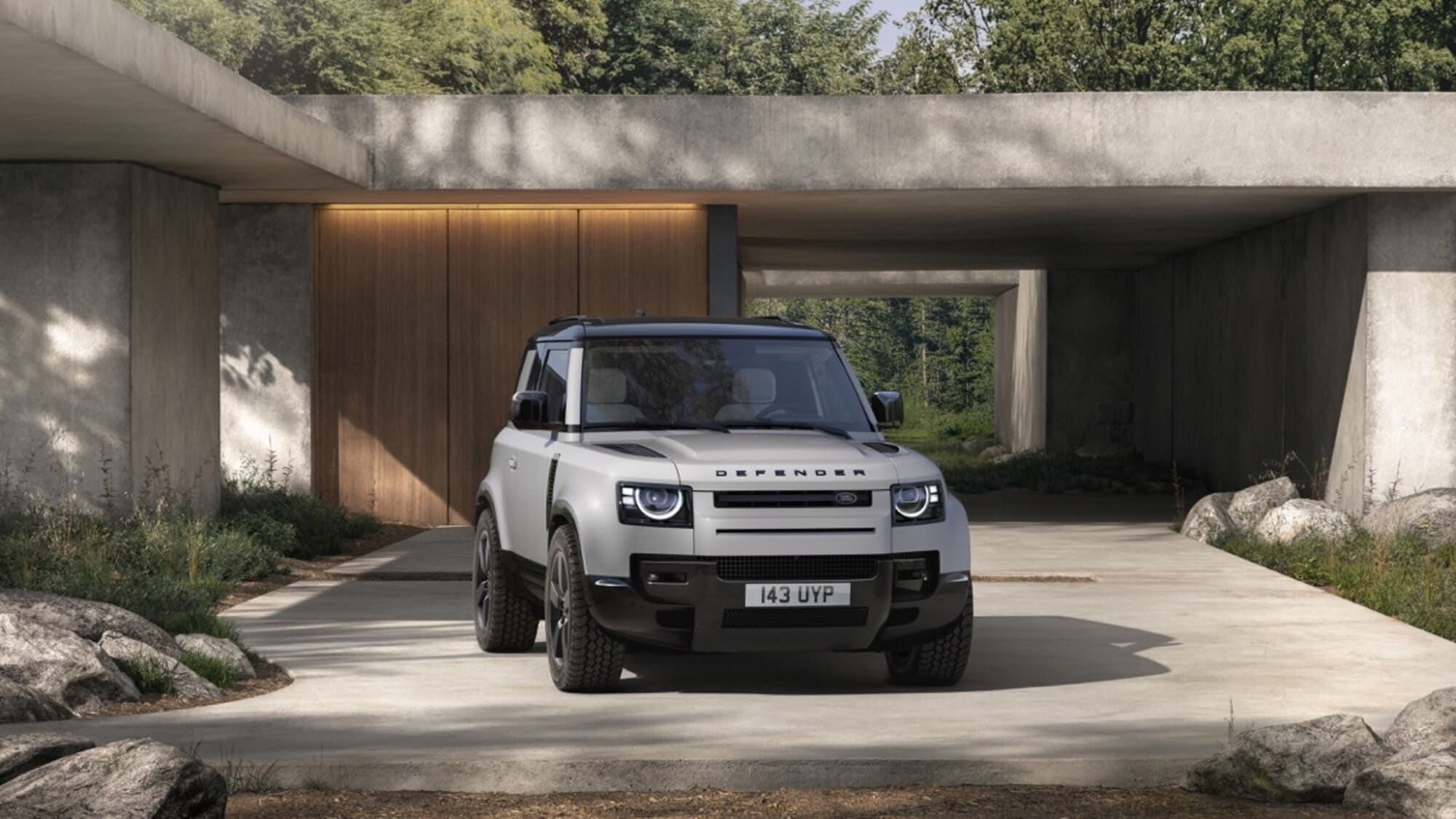 Land Rover Defender restyling, in fuoristrada con la comodità del cruise control adattivo