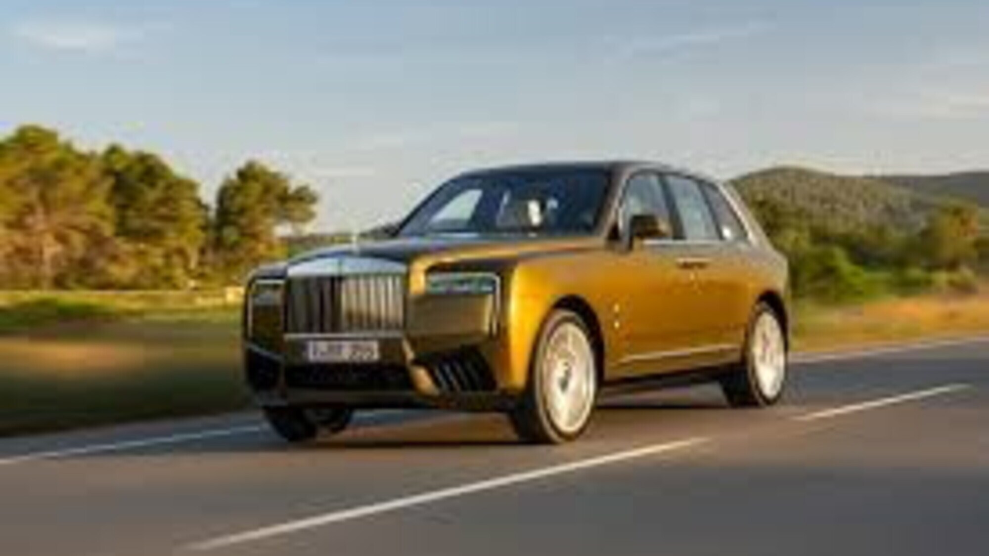 Re Carlo riceve una Rolls-Royce dal re del Bahrein: il regalo di incoronazione che fa discutere