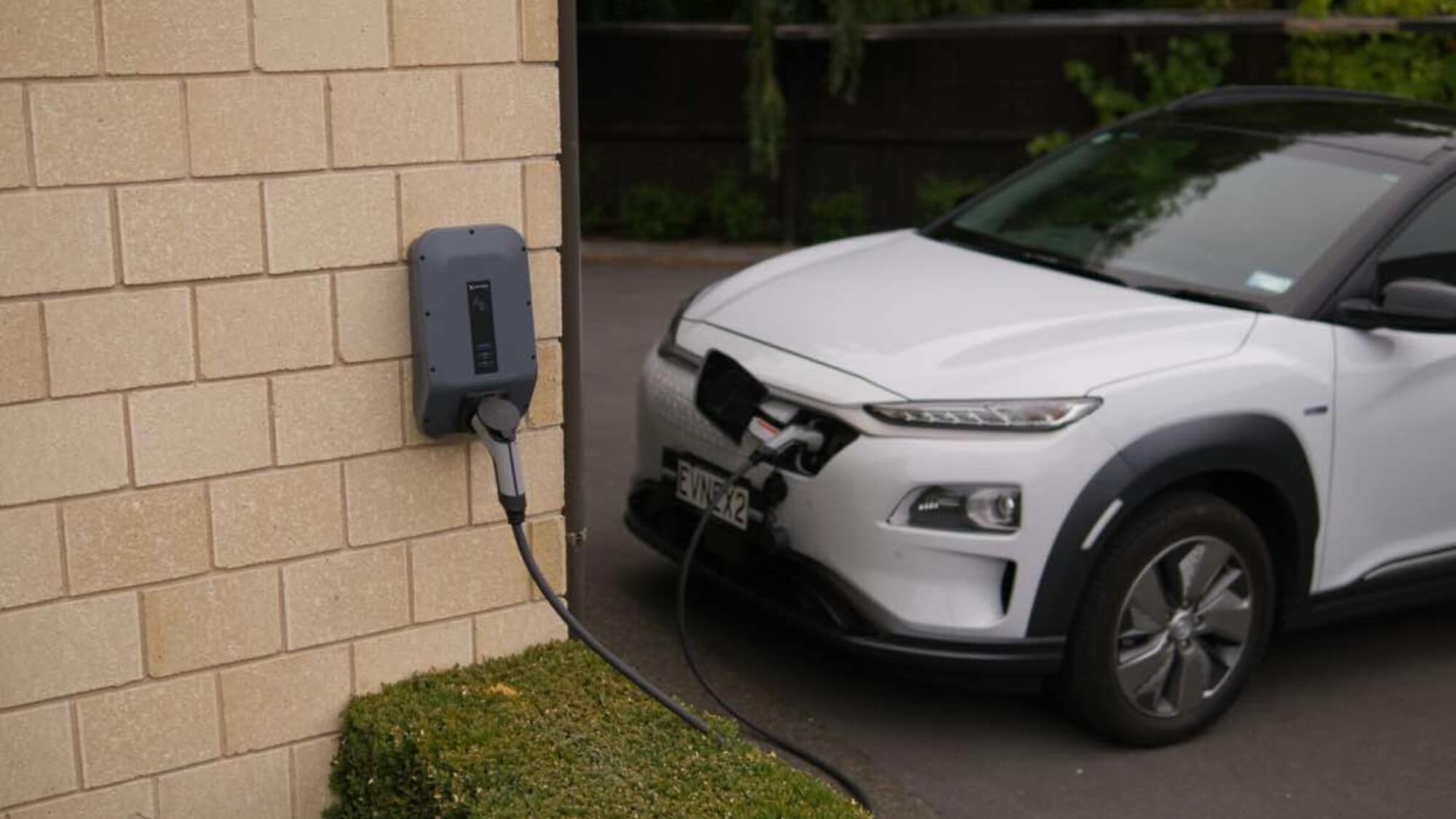 Auto elettrica, l’Italia maglia nera per i costi di ricarica: le più care d’Europa