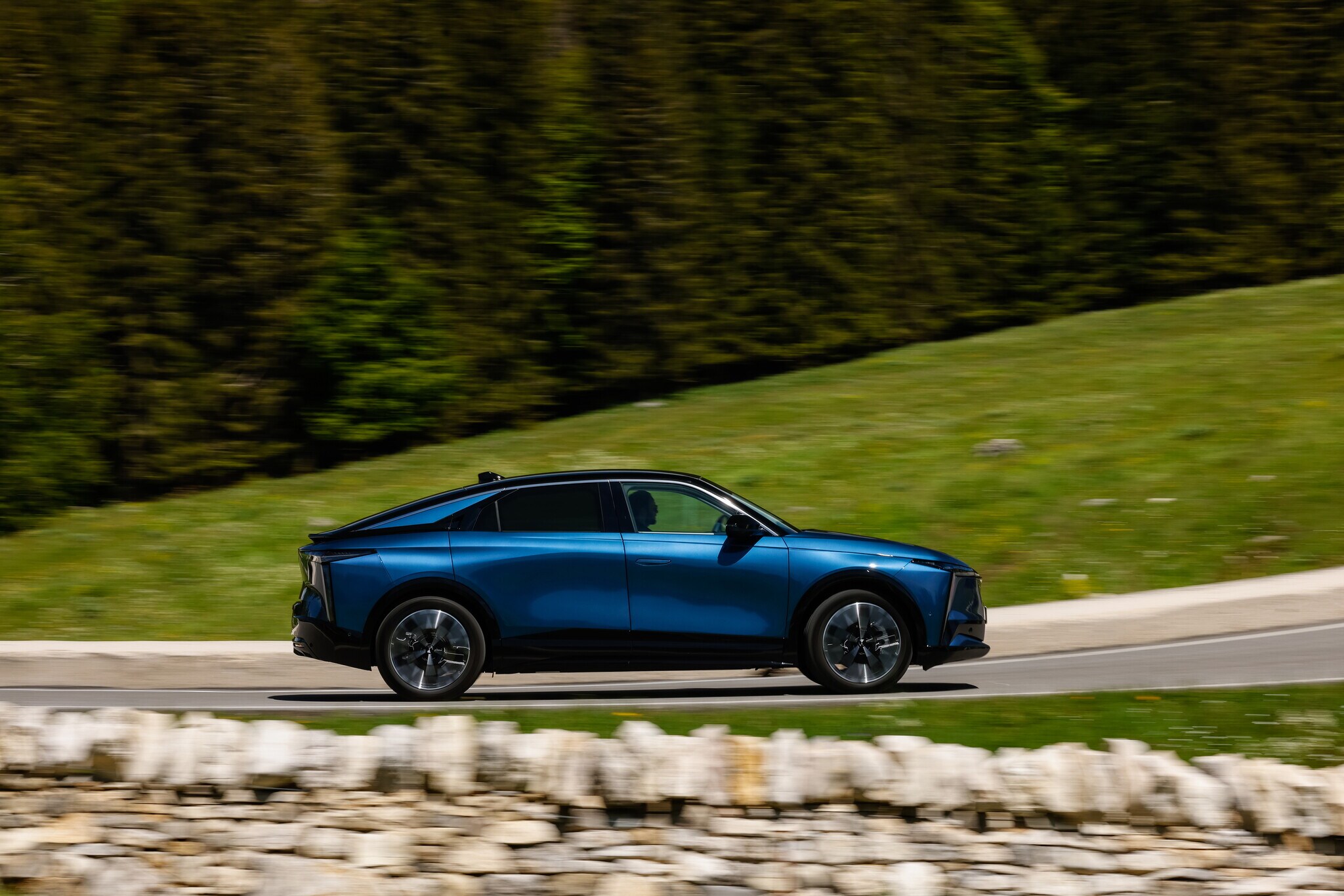 DS N°8, al volante della nuova ammiraglia francese