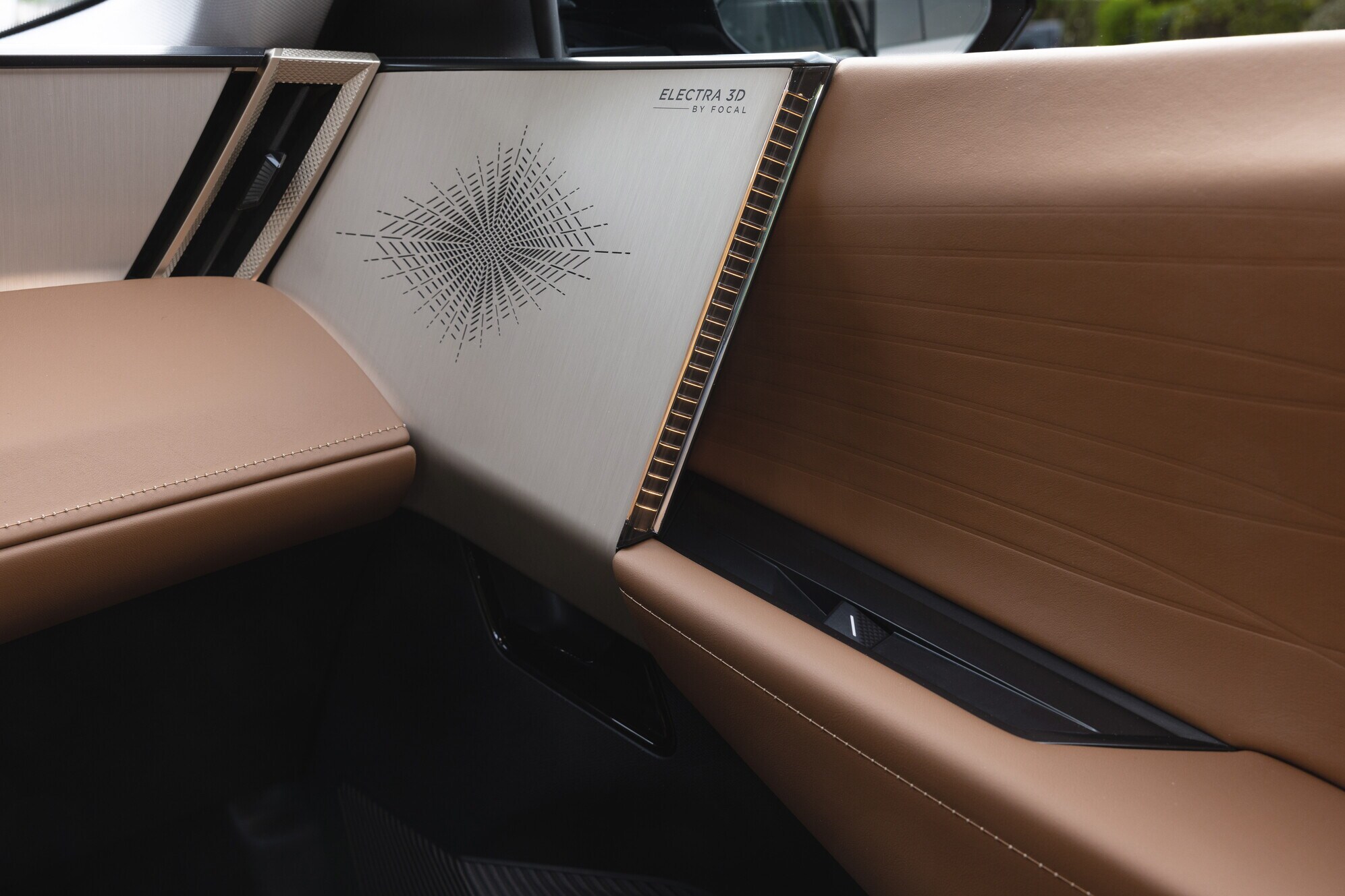 DS N°8, al volante della nuova ammiraglia francese