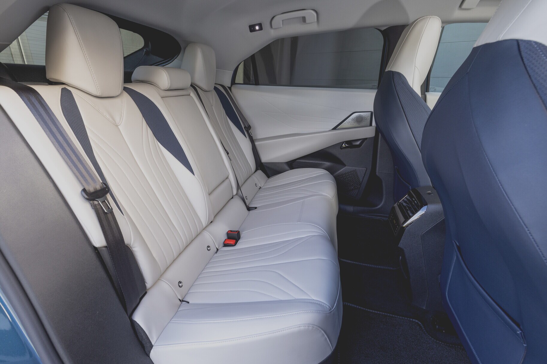 DS N°8, al volante della nuova ammiraglia francese