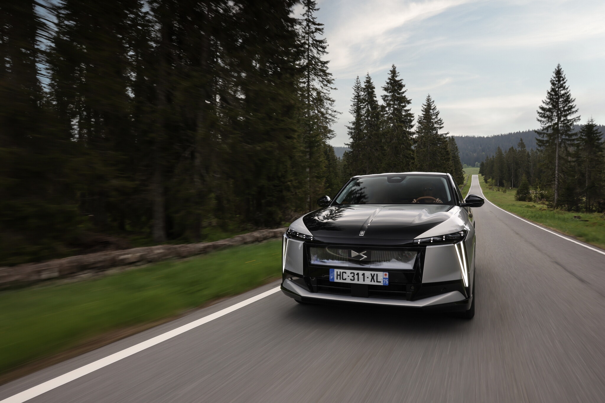 DS N°8, al volante della nuova ammiraglia francese