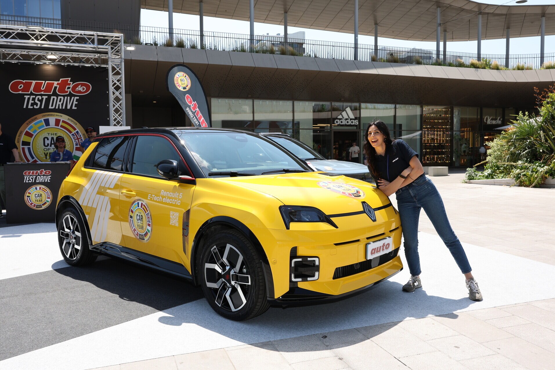 Renault 5 E-Tech, l'Auto dell'Anno 2025 protagonista a Milano CityLife