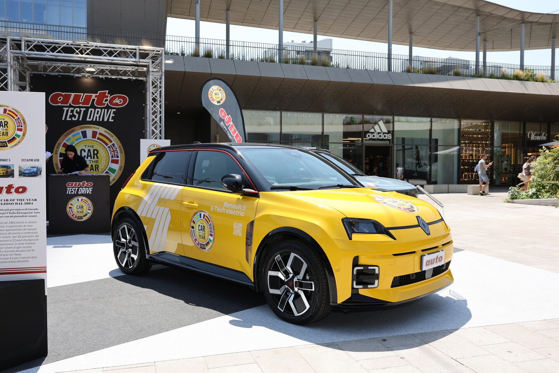 Renault 5 E-Tech, l'Auto dell'Anno 2025 protagonista a Milano CityLife