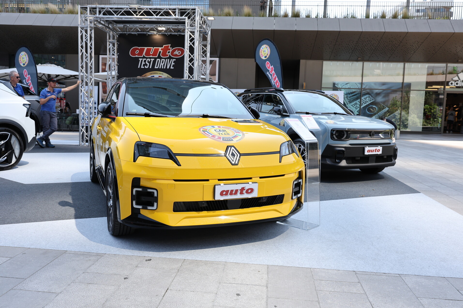Renault 5 E-Tech, l'Auto dell'Anno 2025 protagonista a Milano CityLife