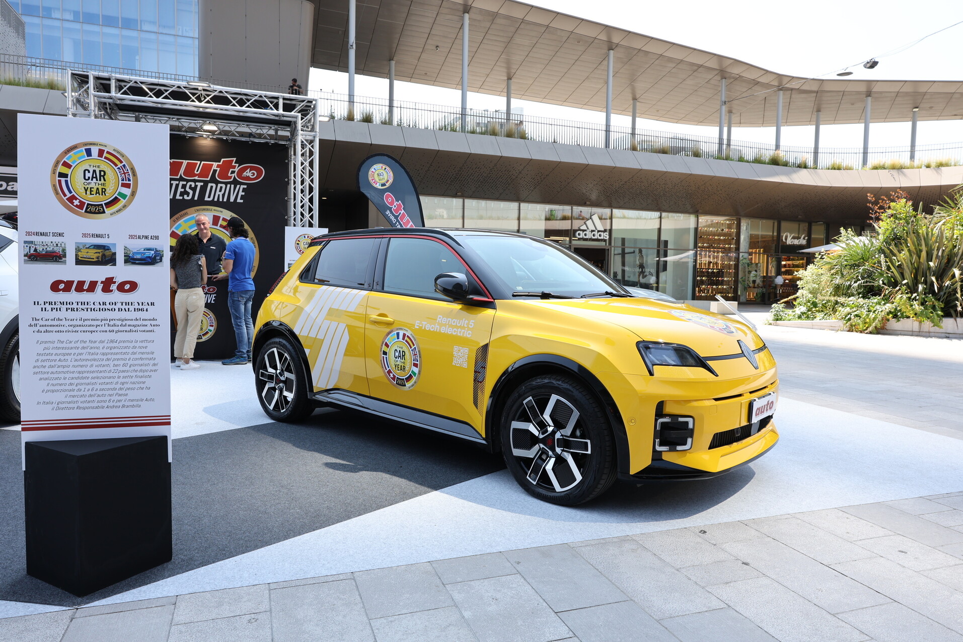 Renault 5 E-Tech, l'Auto dell'Anno 2025 protagonista a Milano CityLife