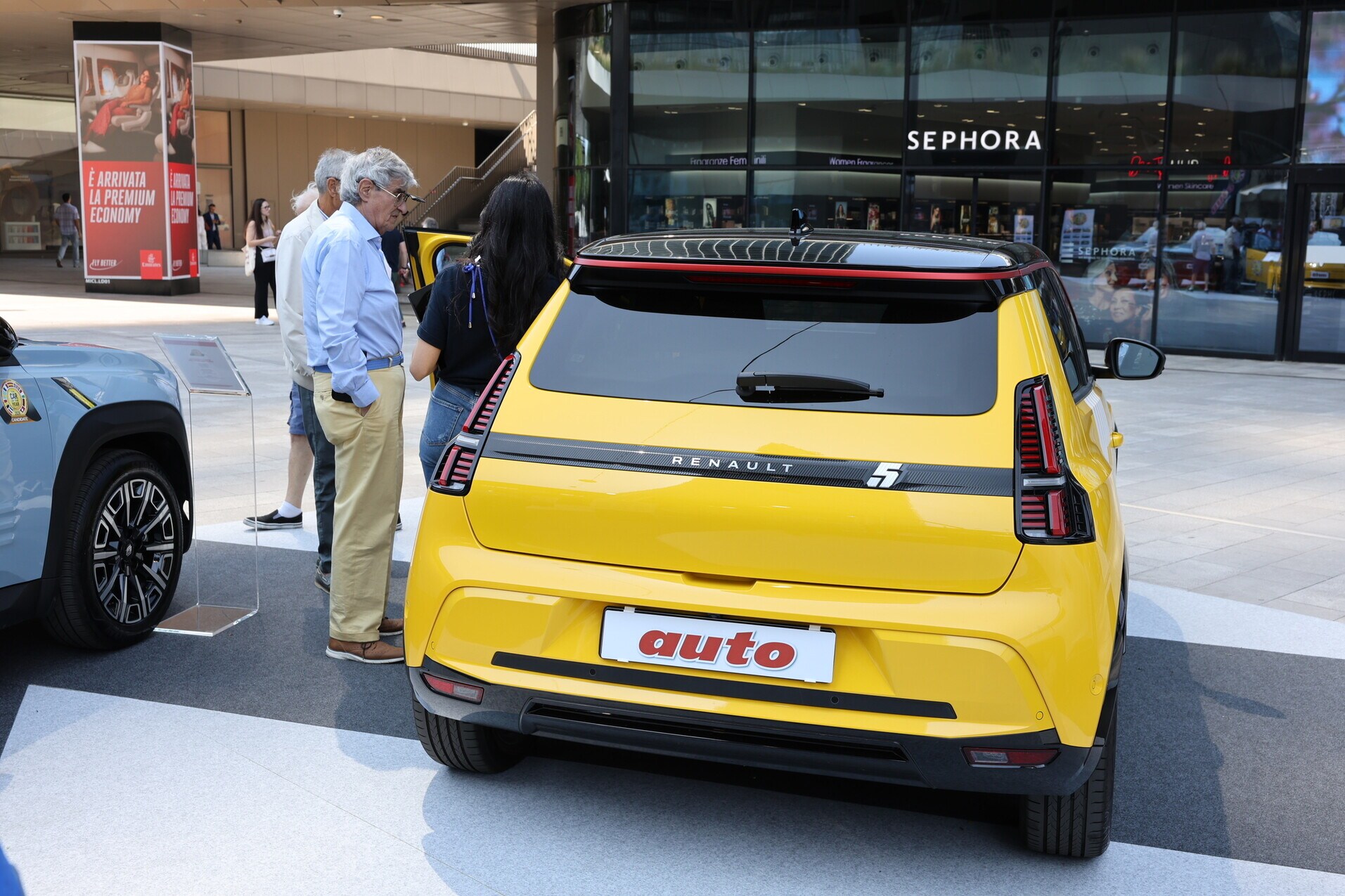 Renault 5 E-Tech, l'Auto dell'Anno 2025 protagonista a Milano CityLife