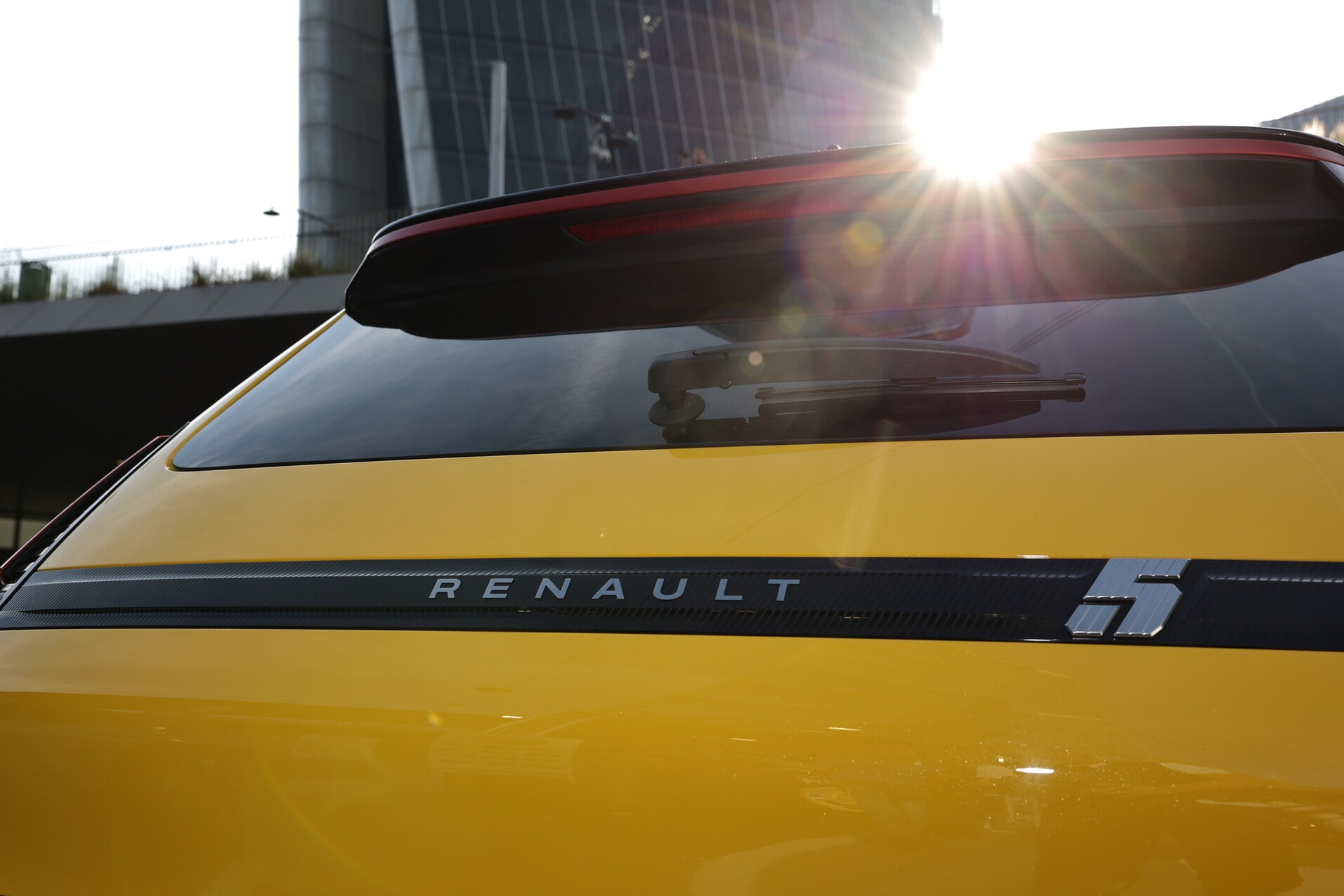 Renault 5 E-Tech, l'Auto dell'Anno 2025 protagonista a Milano CityLife