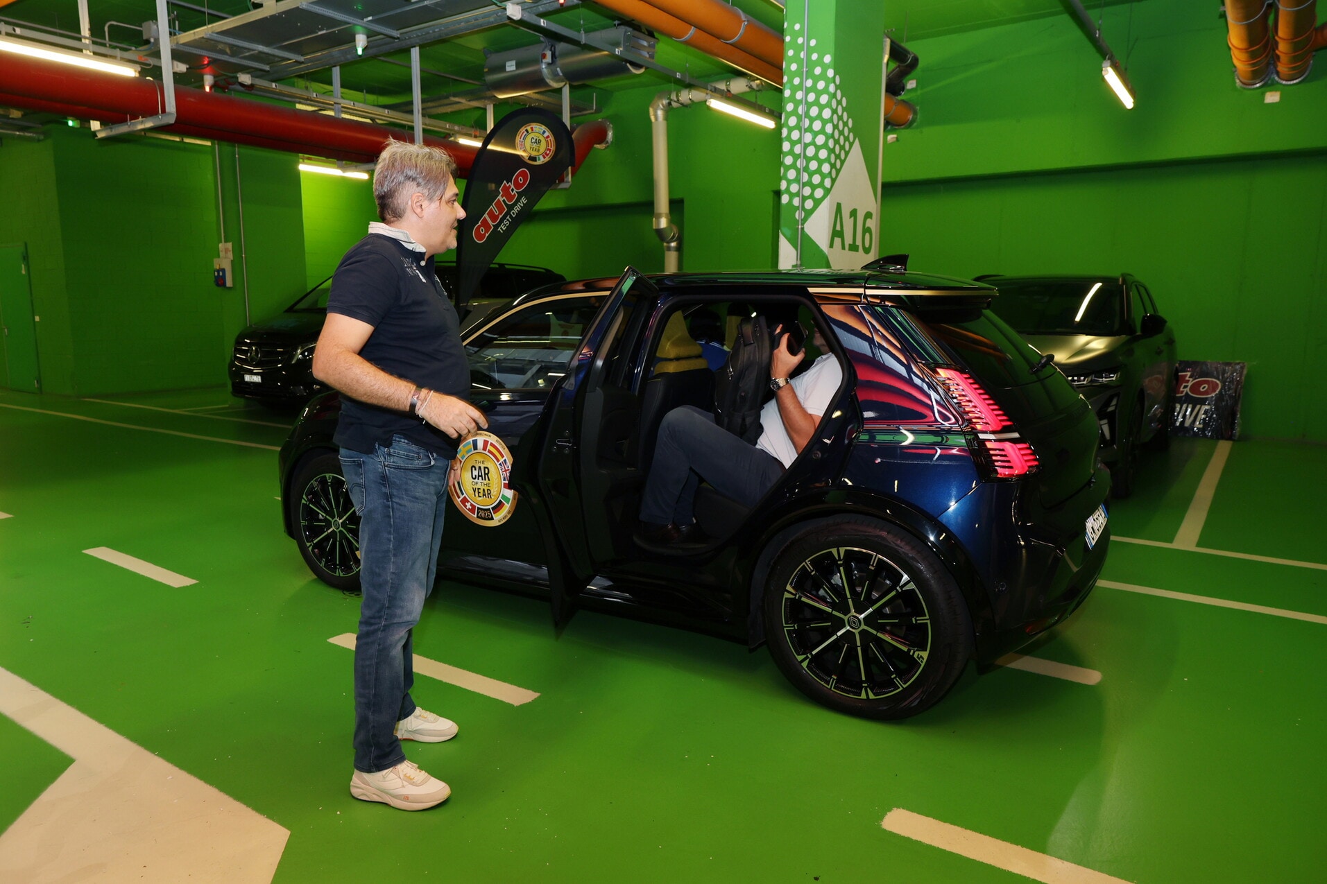 Renault 5 E-Tech, l'Auto dell'Anno 2025 protagonista a Milano CityLife