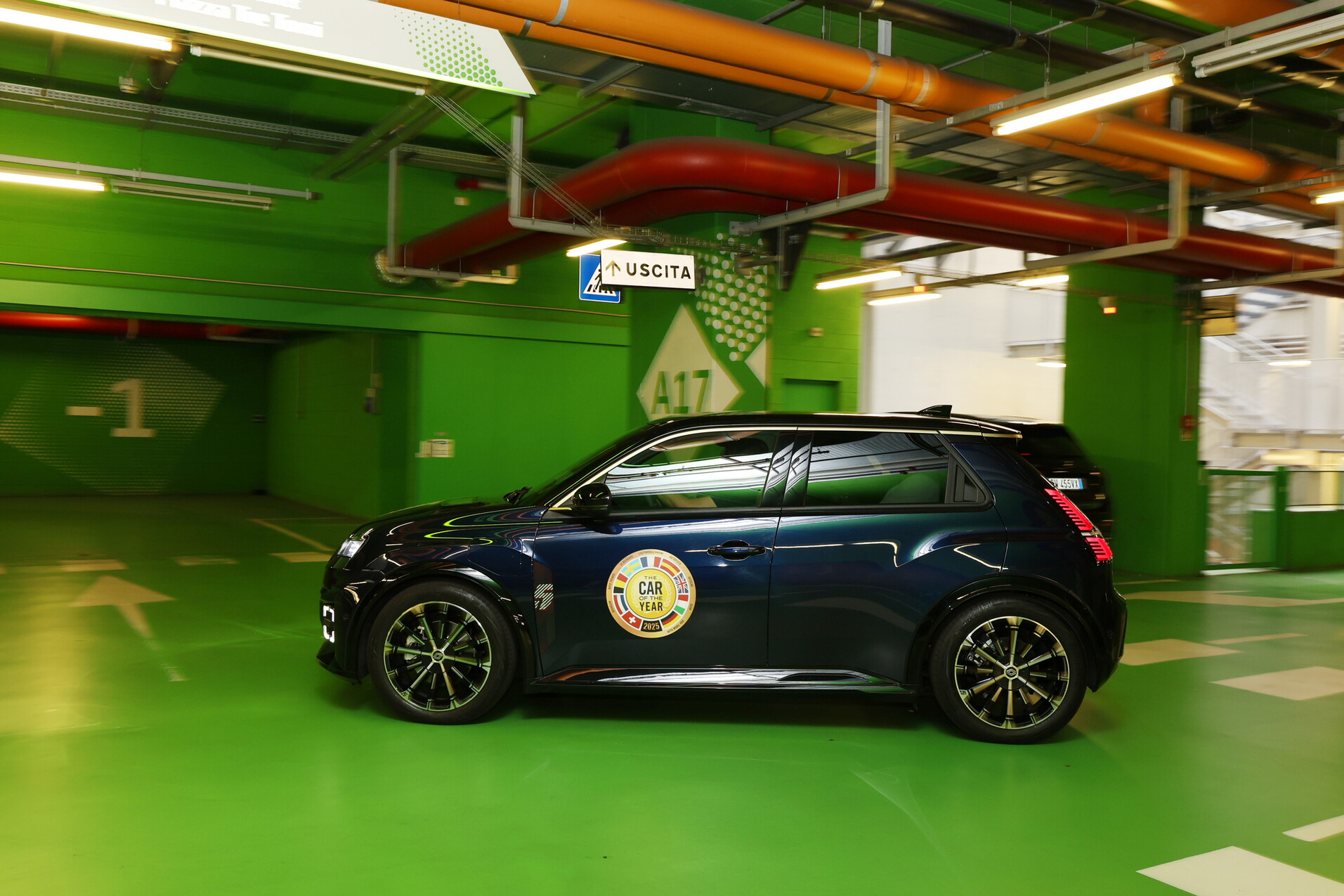 Renault 5 E-Tech, l'Auto dell'Anno 2025 protagonista a Milano CityLife