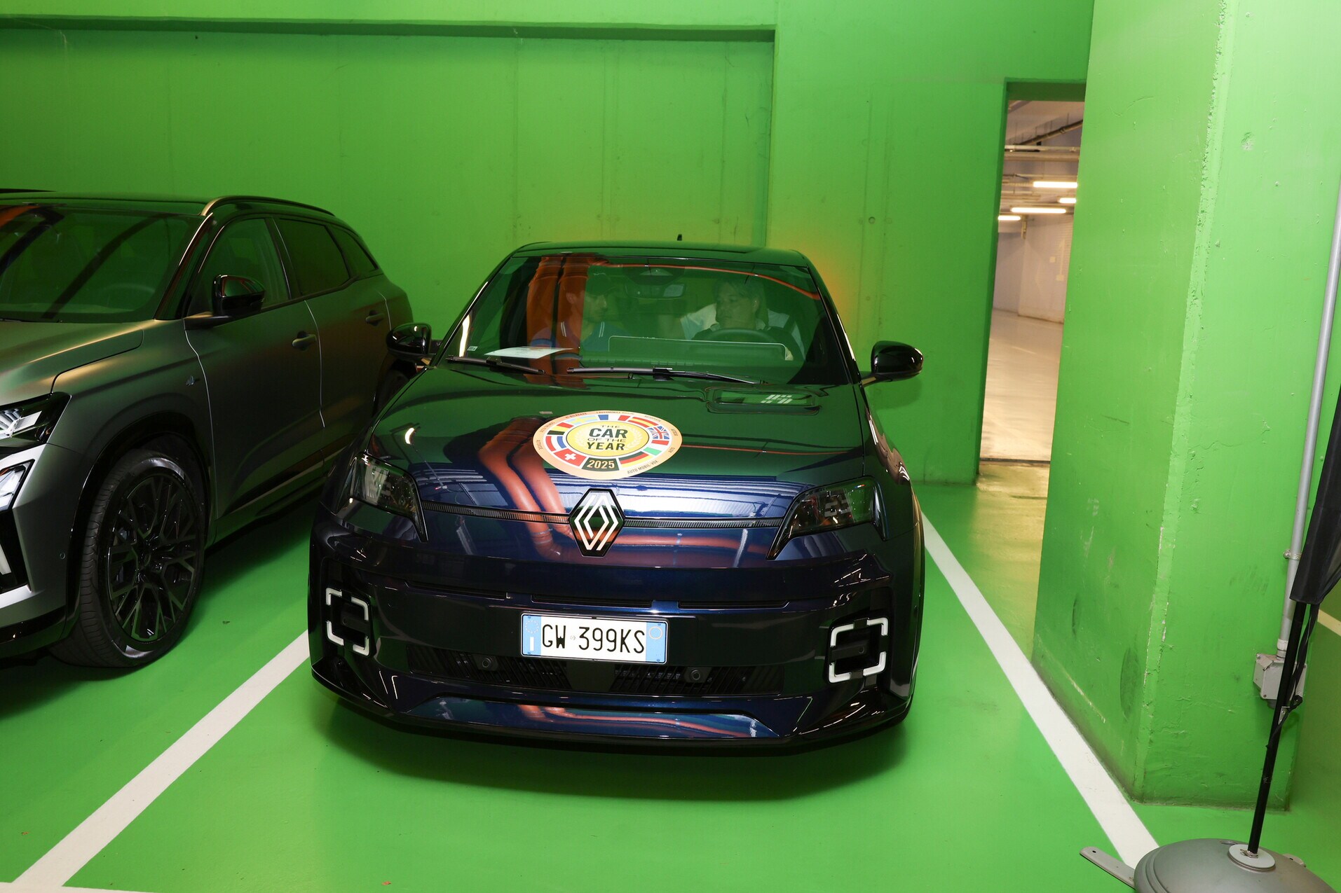 Renault 5 E-Tech, l'Auto dell'Anno 2025 protagonista a Milano CityLife