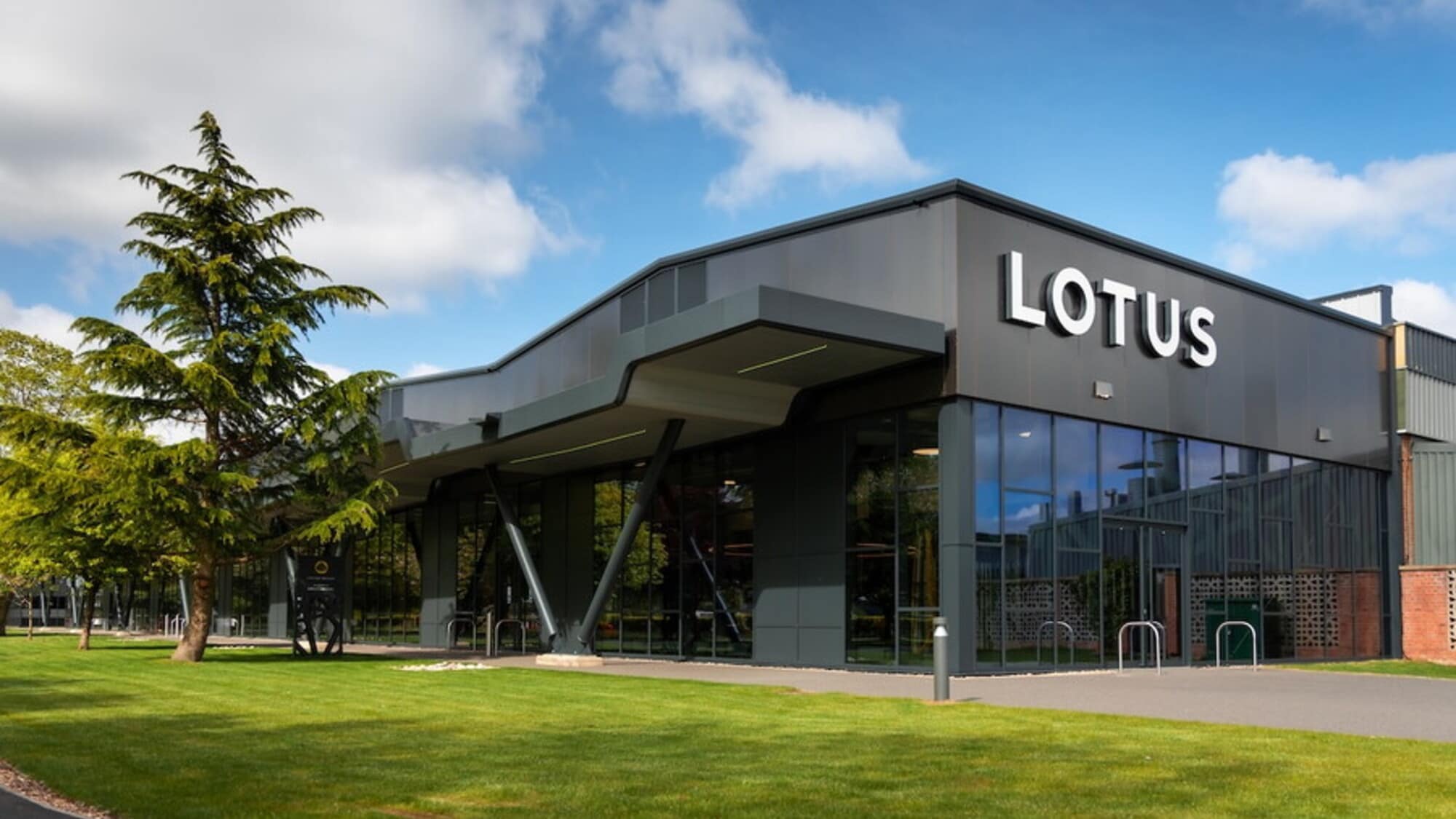 Lotus non lascia il Regno Unito, restano i temi legati a dazi, costi e domanda sull'elettrico