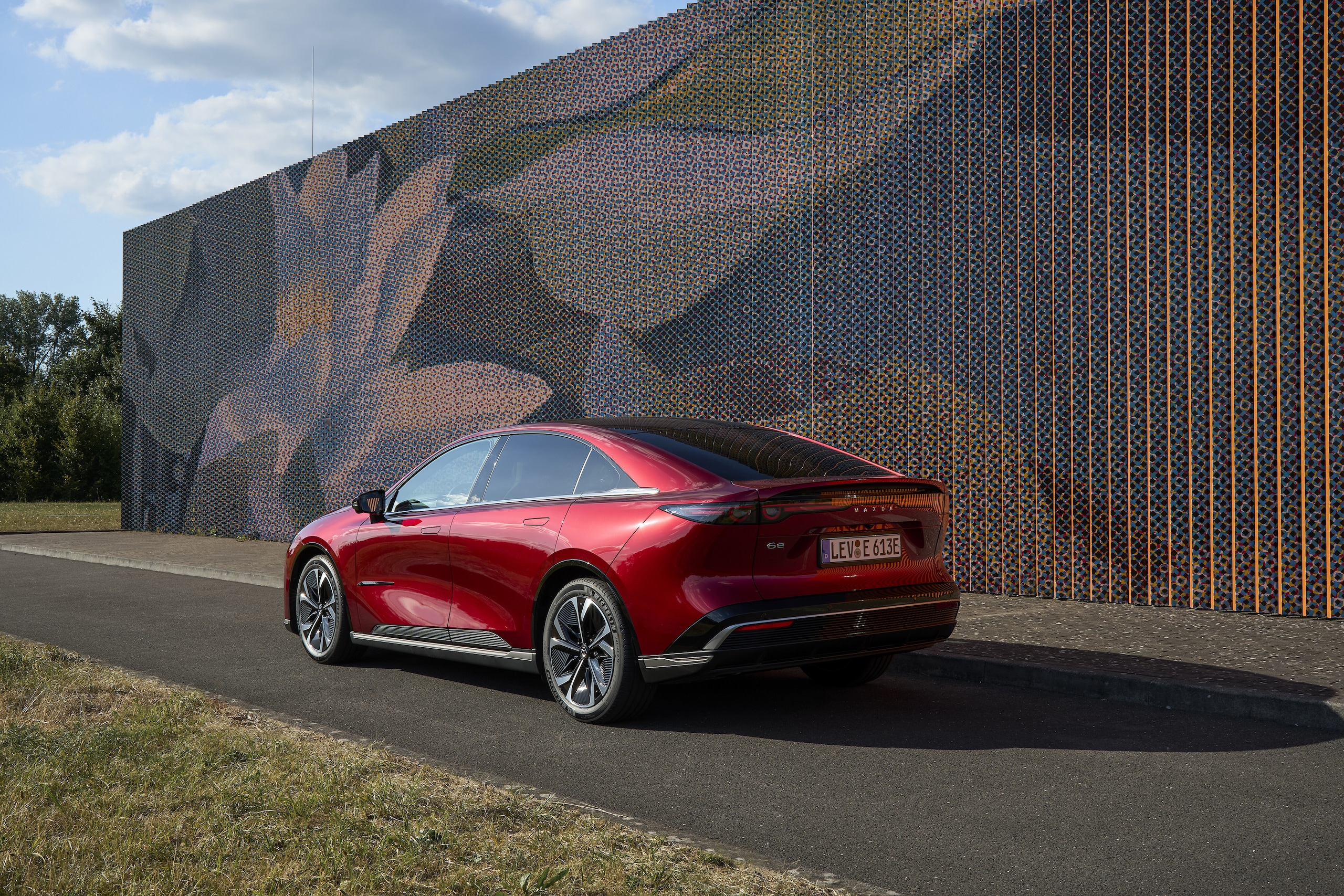 Mazda 6e, come va su strada l'elettrica di Hiroshima