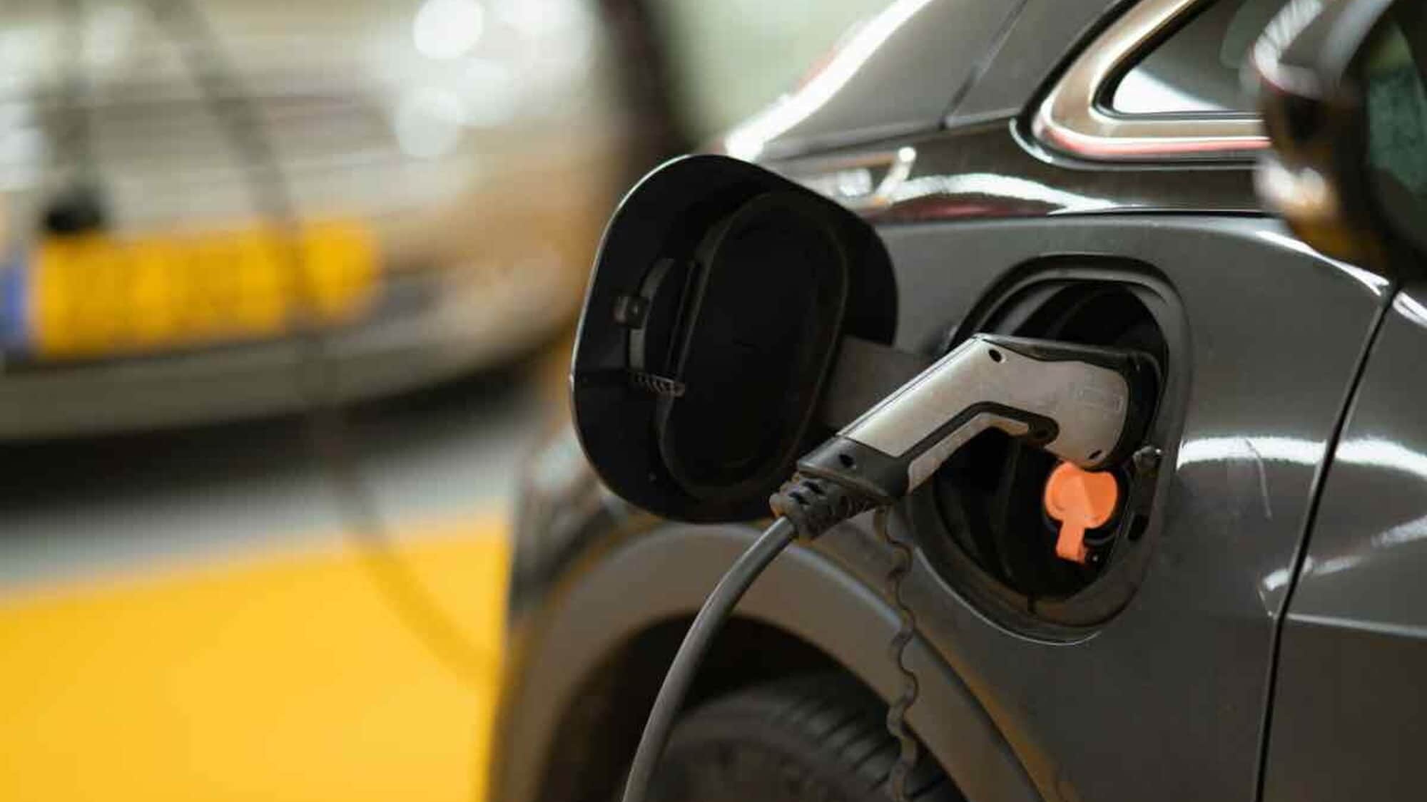 La ricerca: gli italiani cambiano brand quanto acquistano la prima auto elettrica