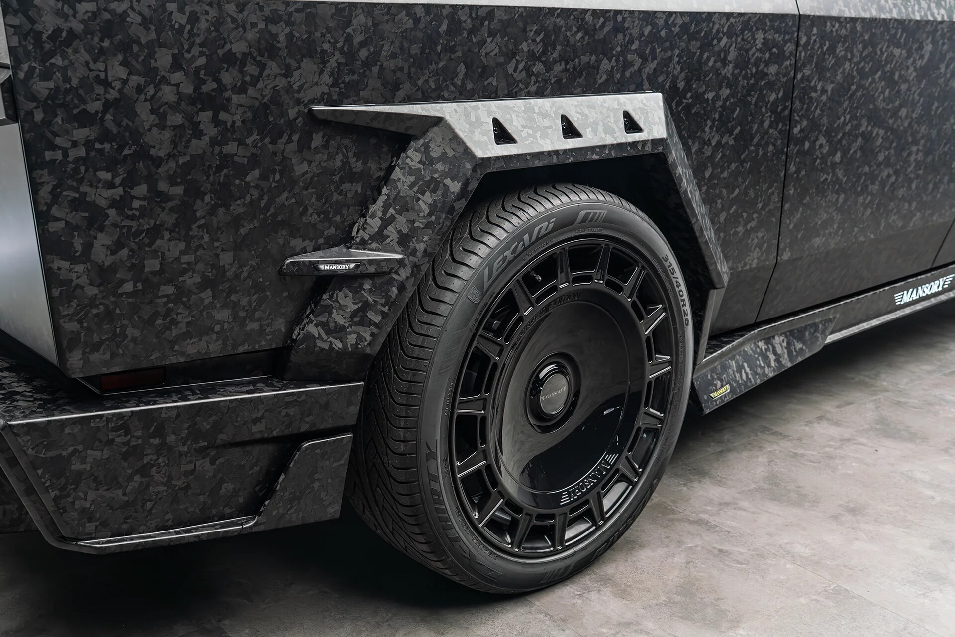 Le foto del Mansory Cybertruck Elongation EVO