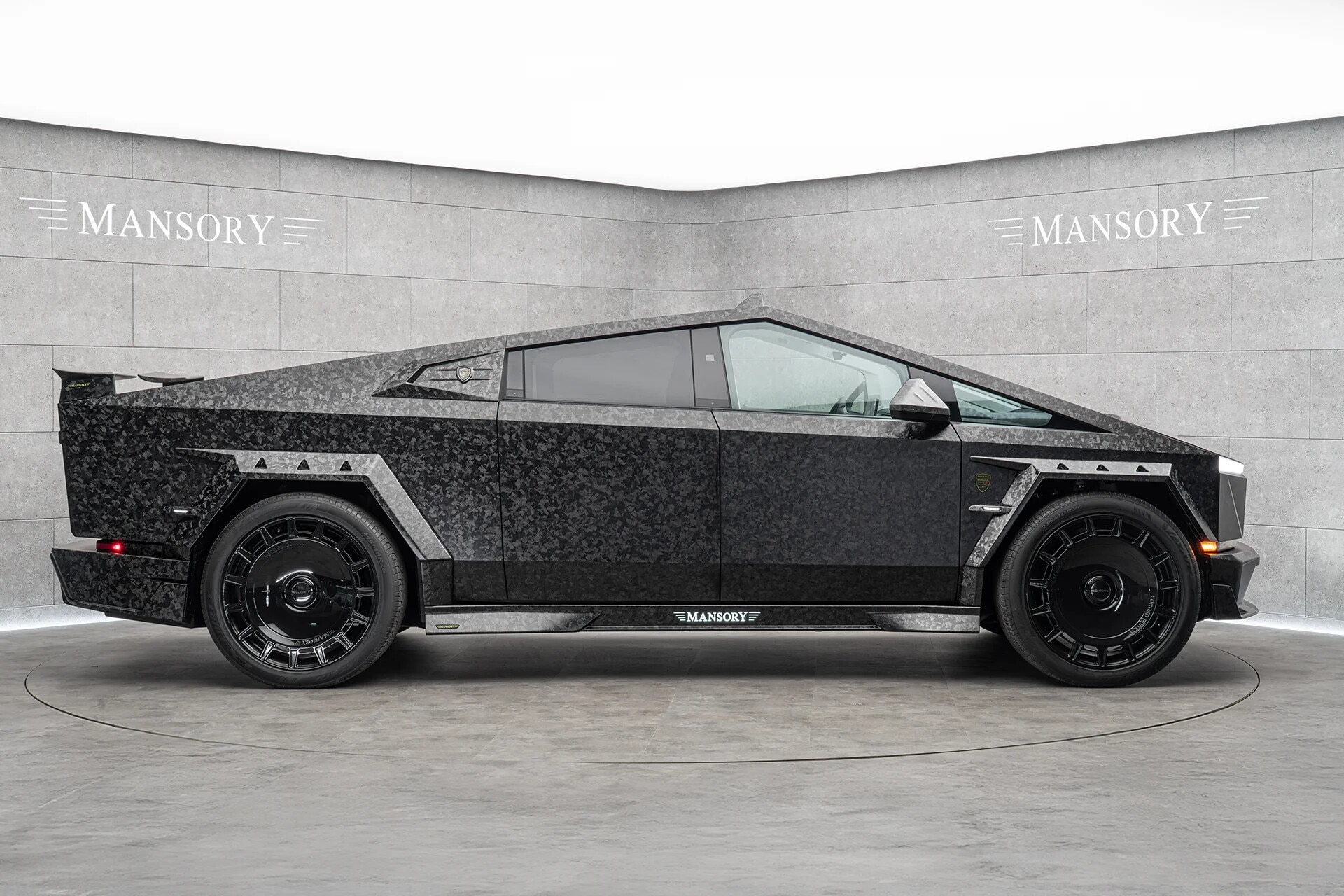 Le foto del Mansory Cybertruck Elongation EVO