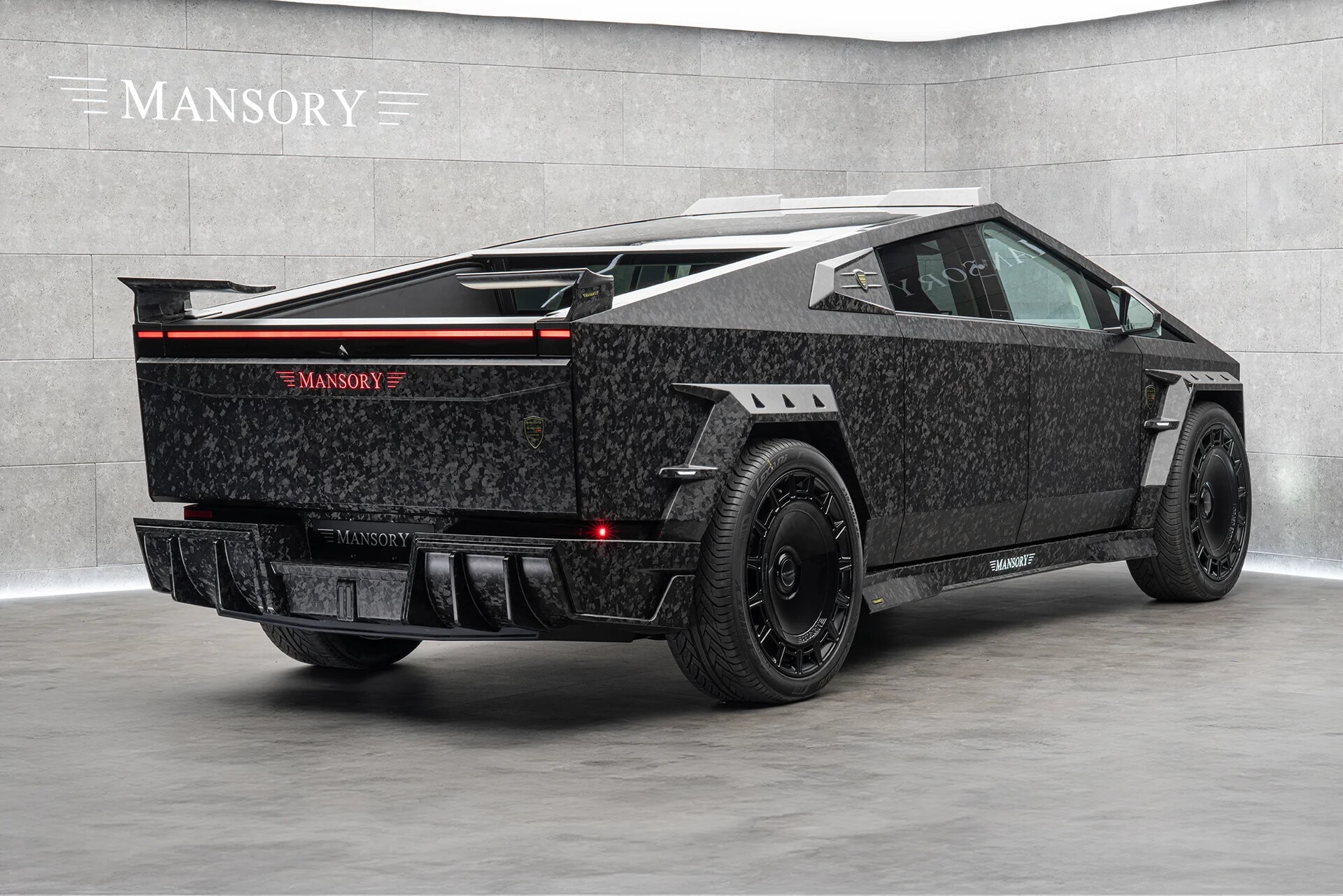 Le foto del Mansory Cybertruck Elongation EVO