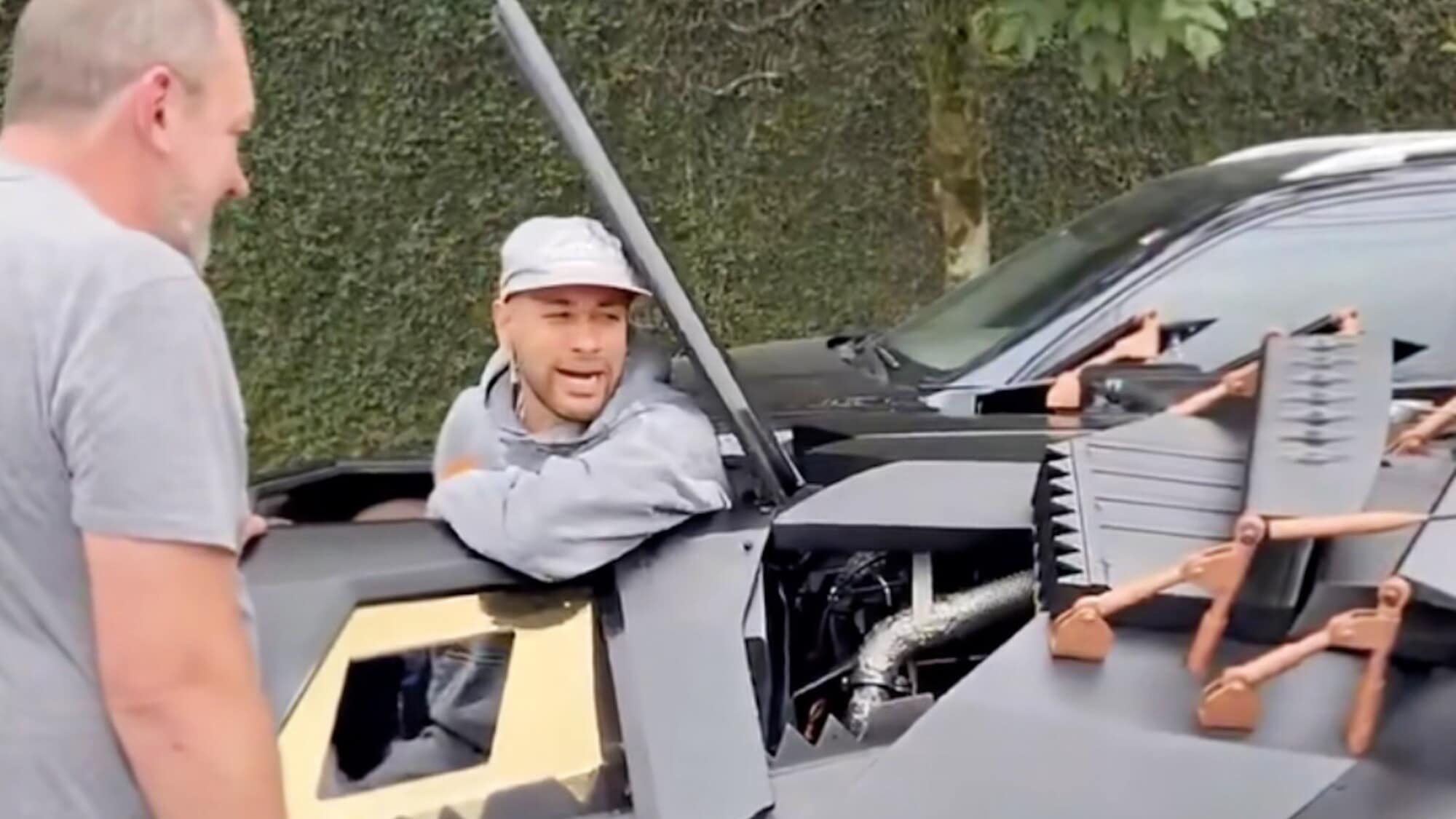 Neymar re della notte con la Batmobile da 1,3 milioni di euro