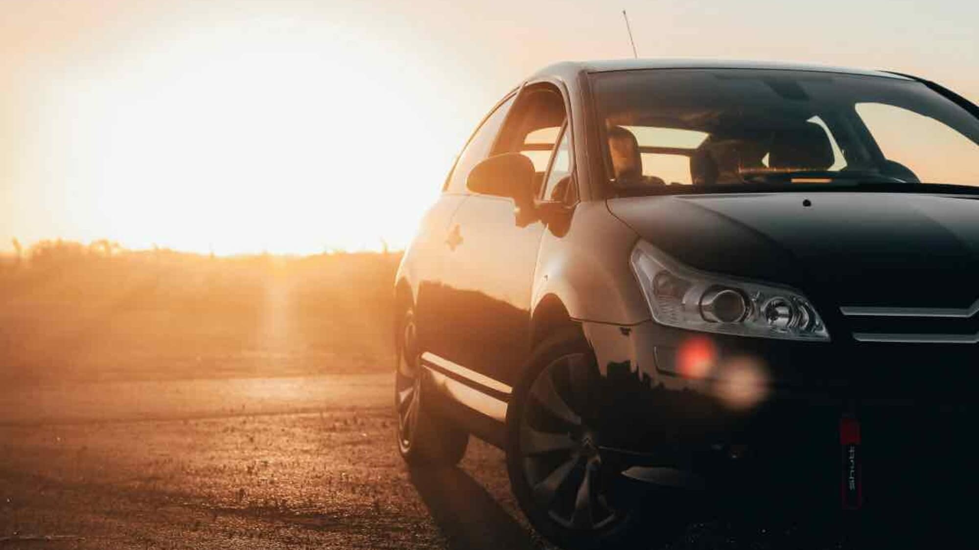 Come raffreddare subito l’auto bollente: il metodo della portiera spiegato dalla scienza