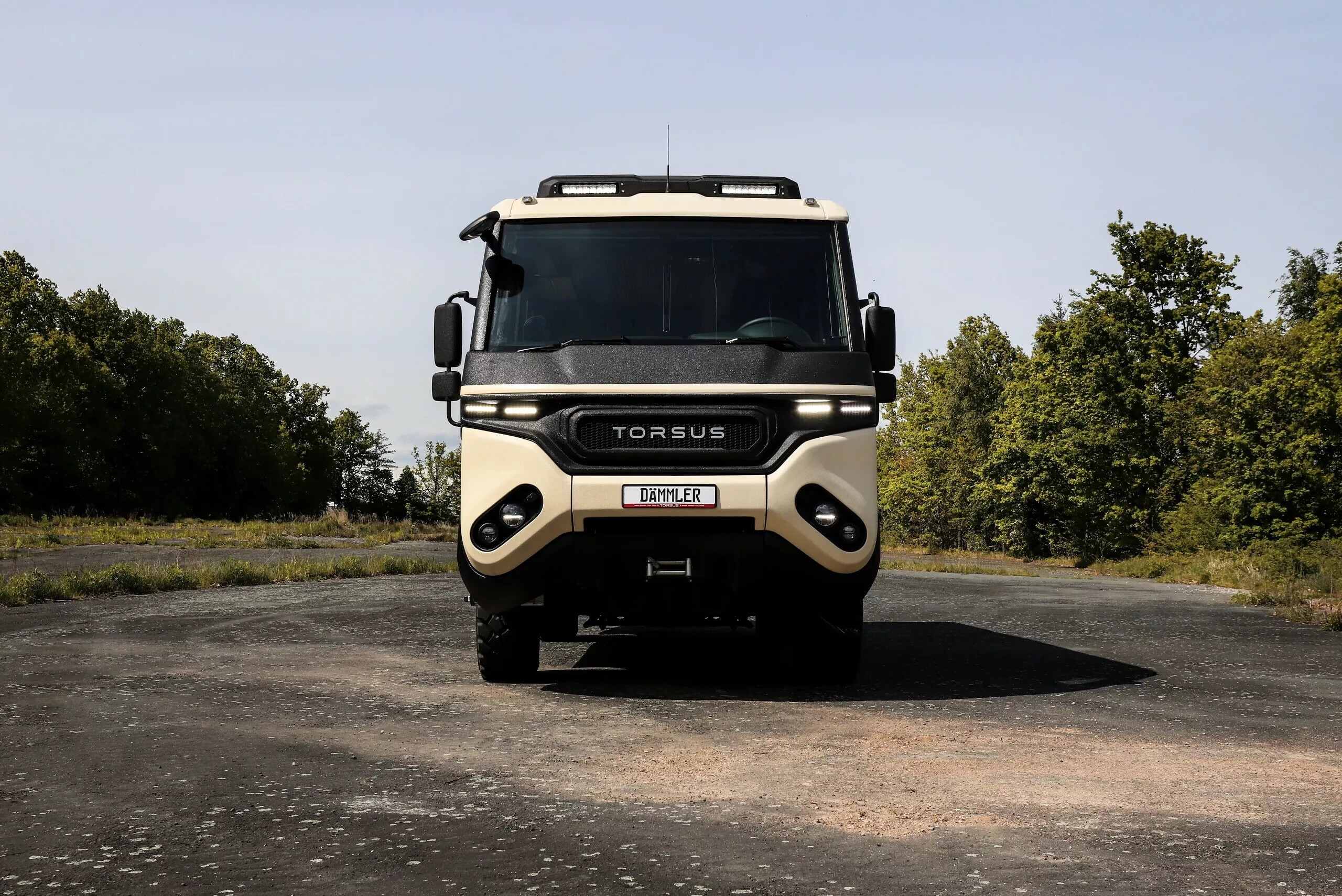 Liberra RV, le foto del bus 4X4 iperlussuoso