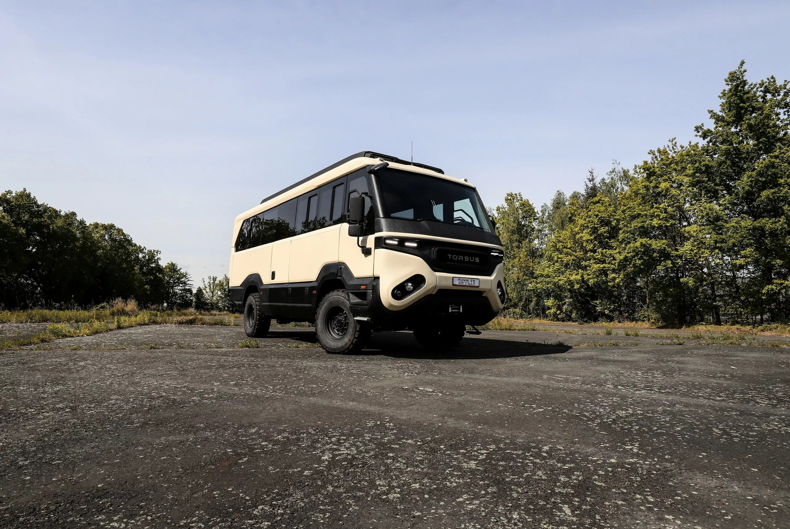 Liberra RV, le foto del bus 4X4 iperlussuoso