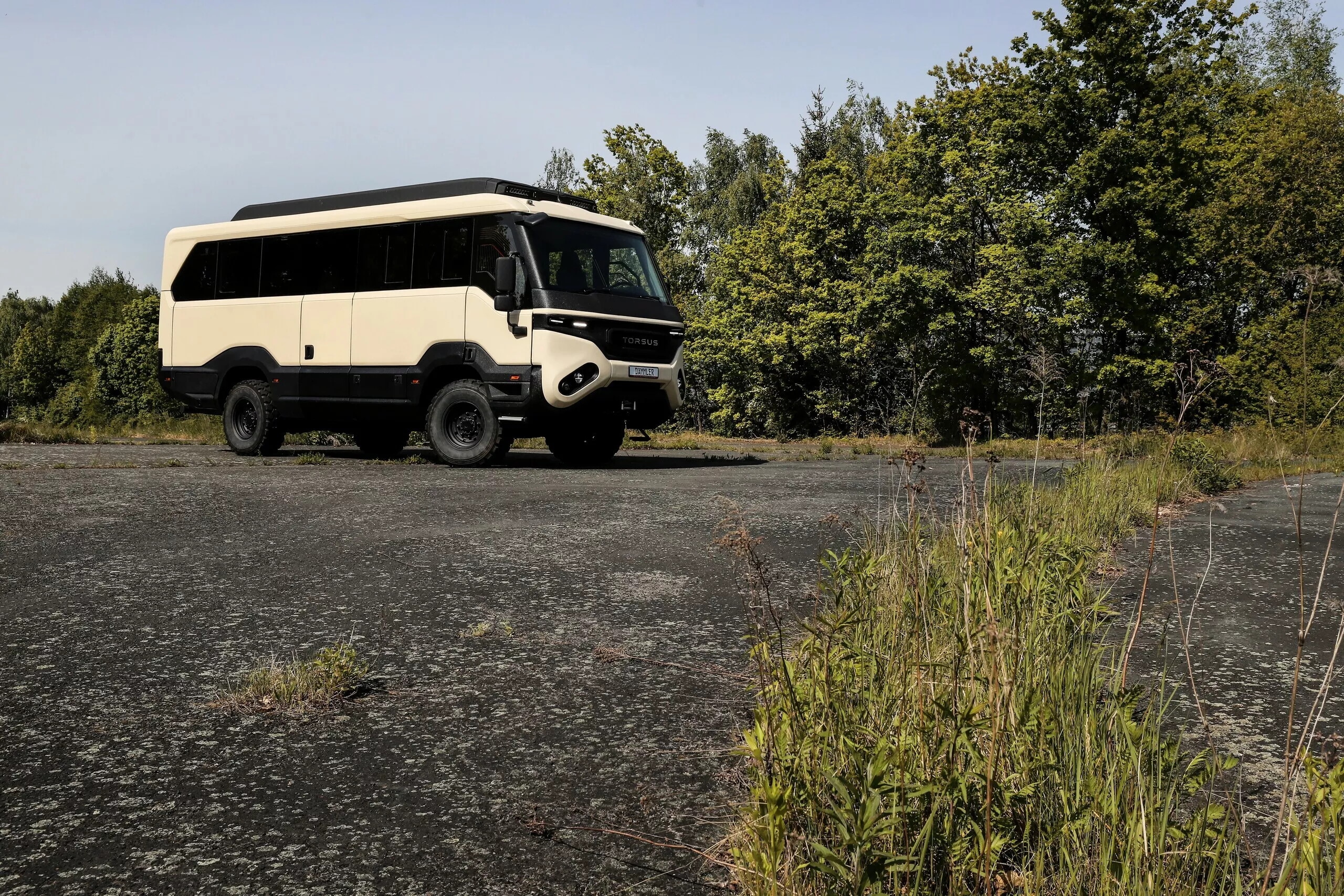 Liberra RV, le foto del bus 4X4 iperlussuoso