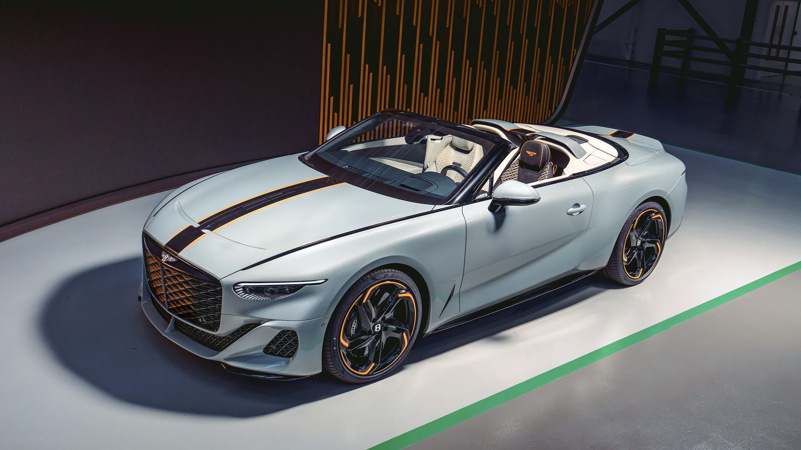 Le foto della prima delle 16 Bentley Batur Convertible 