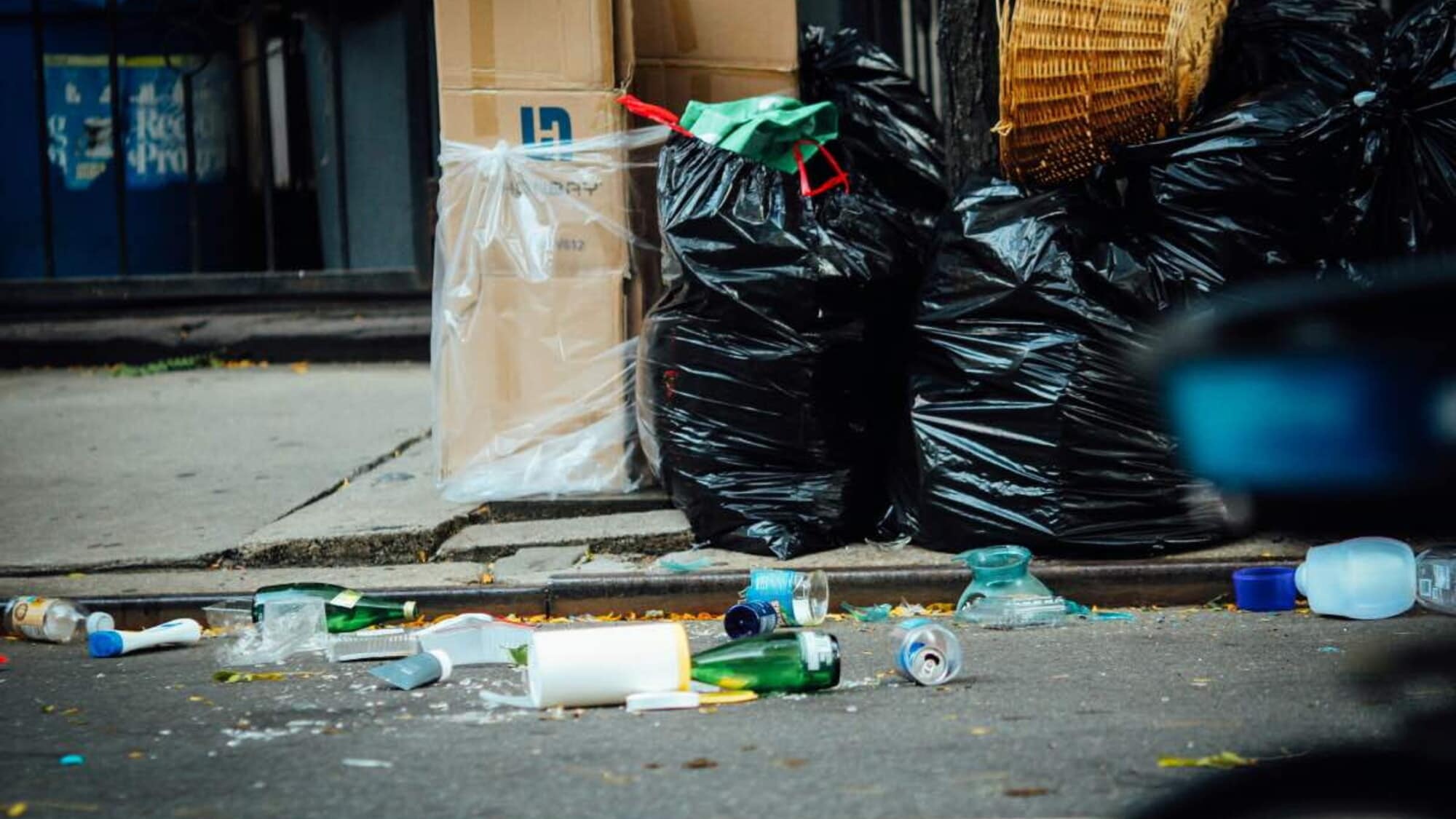 Nuove sanzioni per chi getta rifiuti dal finestrino: multe e arresti da record