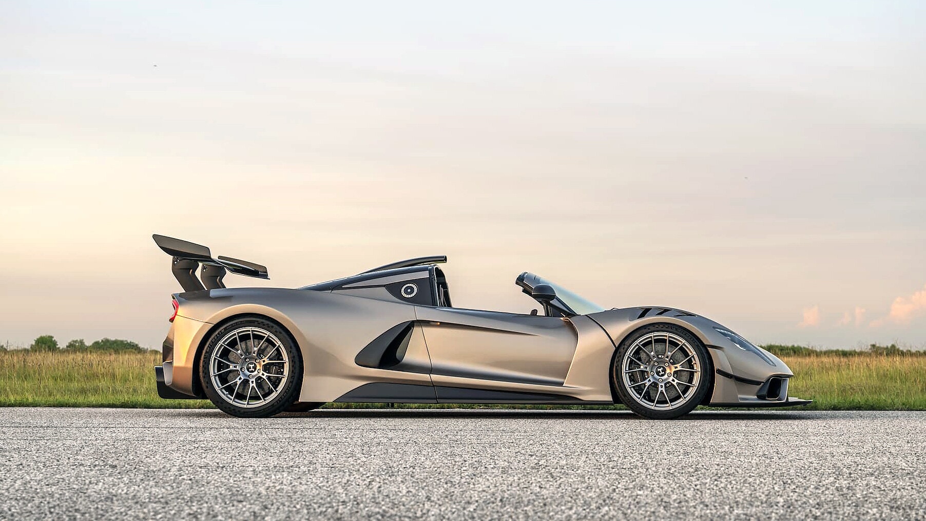 Venom F5 Revolution LF, la hypercar con cambio manuale più potente al mondo