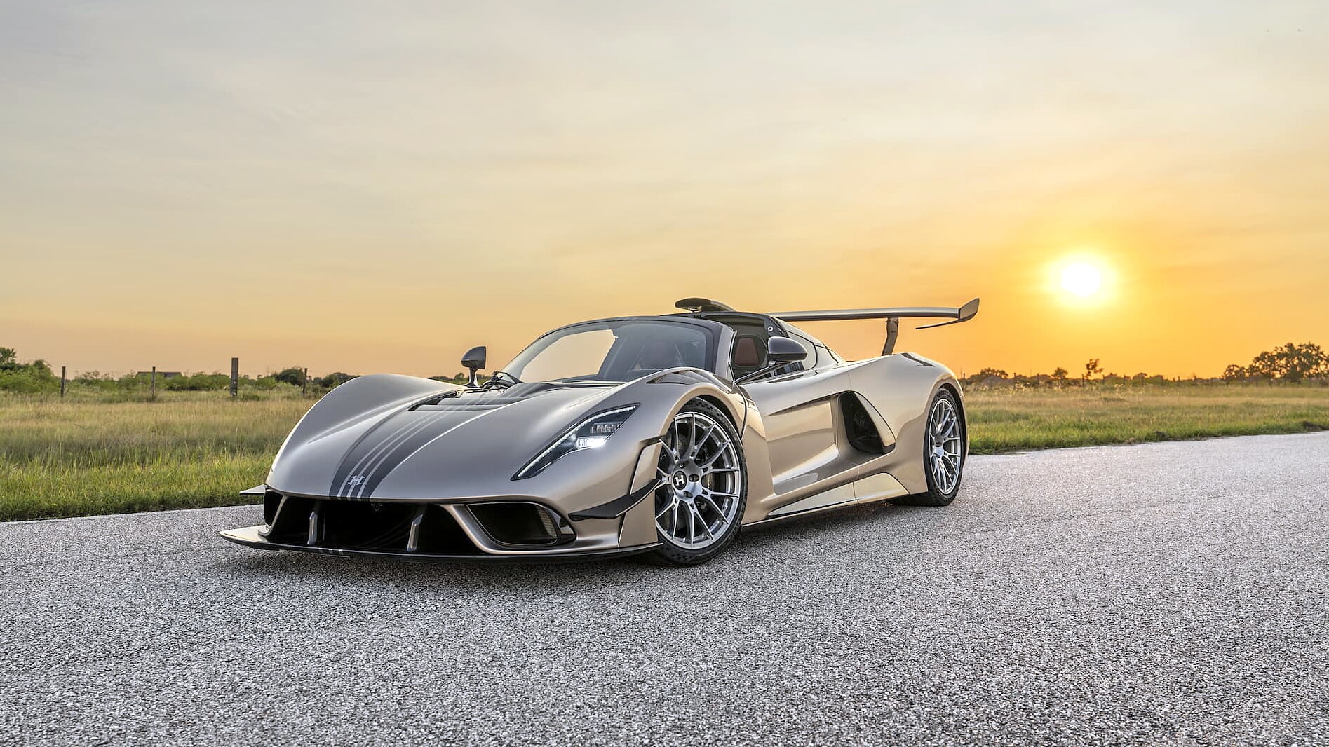 Venom F5 Revolution LF, la hypercar con cambio manuale più potente al mondo