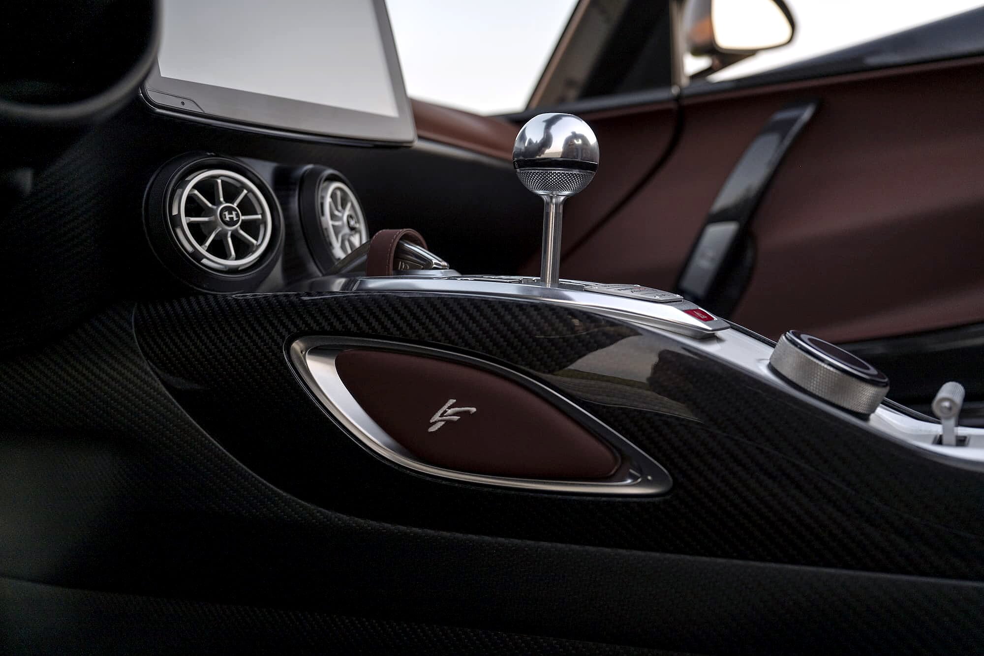 Venom F5 Revolution LF, la hypercar con cambio manuale più potente al mondo