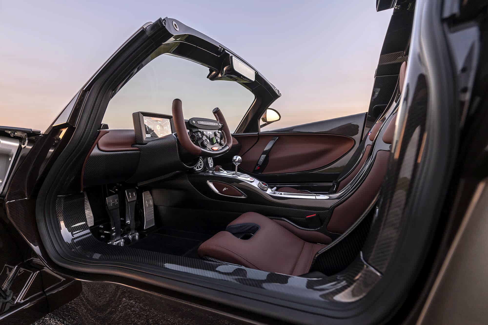 Venom F5 Revolution LF, la hypercar con cambio manuale più potente al mondo