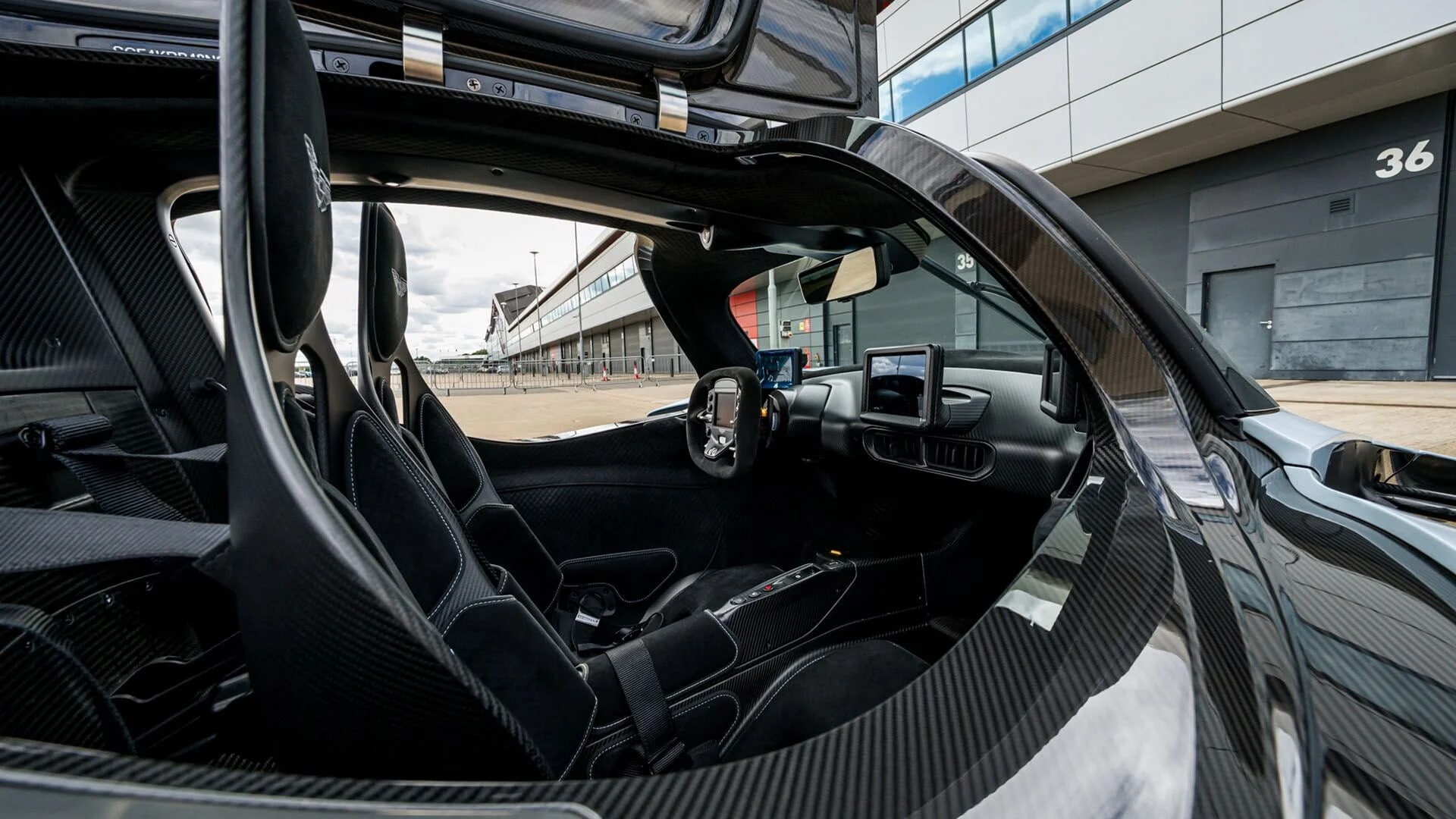 L'Aston Martin Valkyrie di Ricciardo 