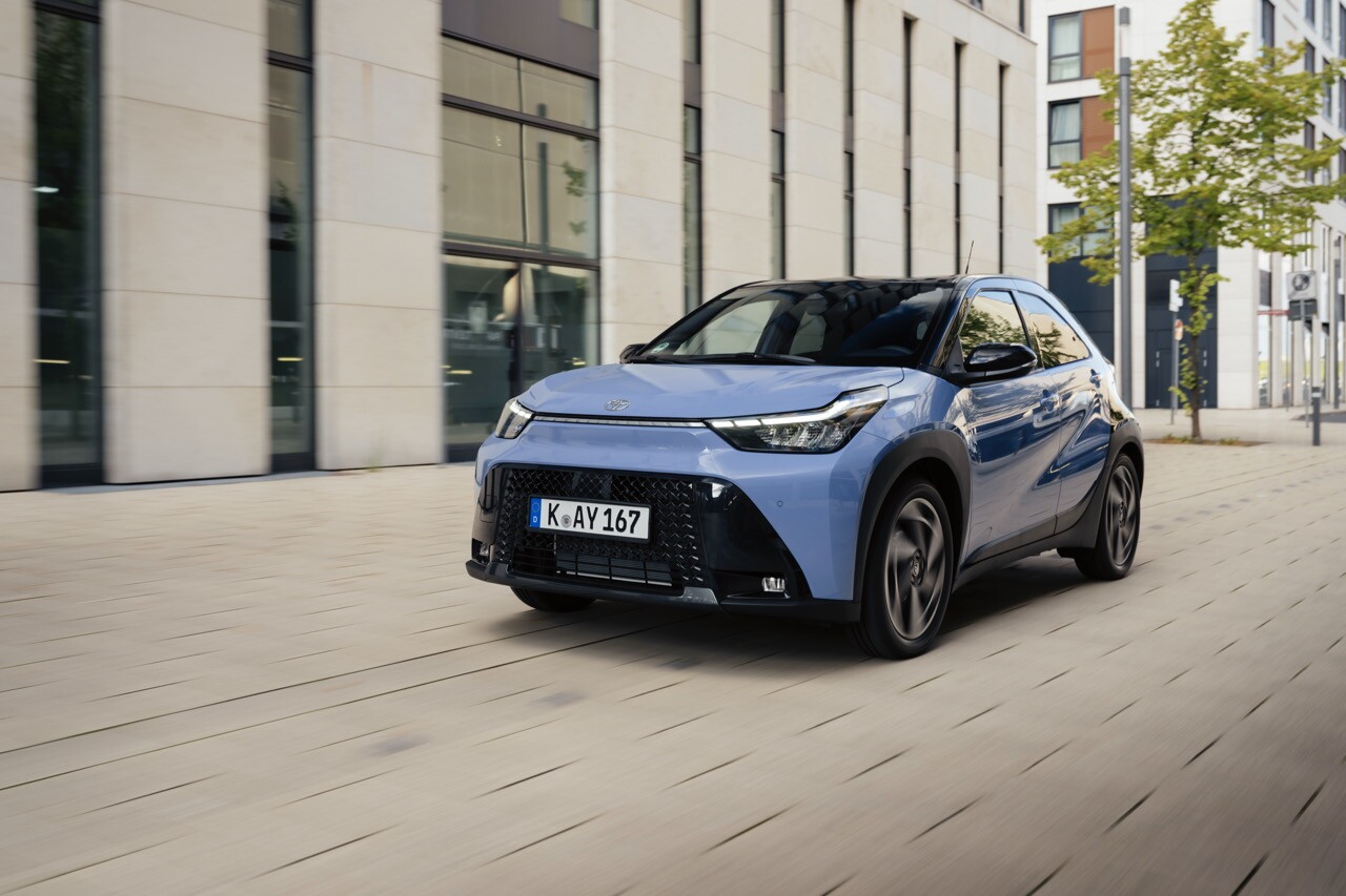 Toyota Aygo X, la full hybrid su strada
