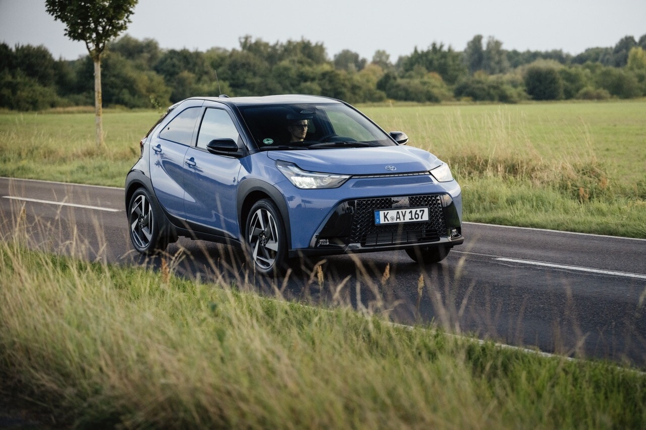 Toyota Aygo X, la full hybrid su strada