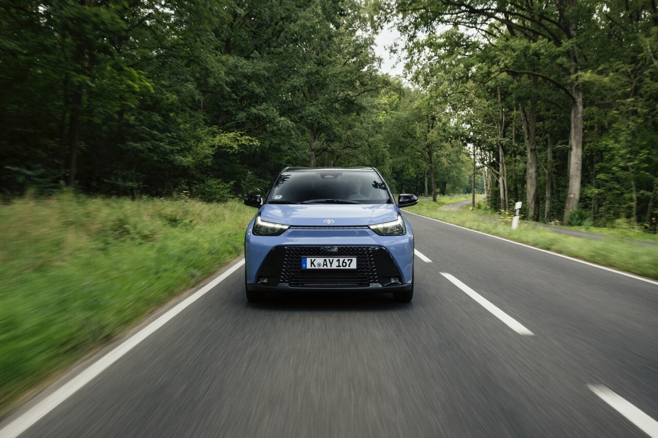 Toyota Aygo X, la full hybrid su strada