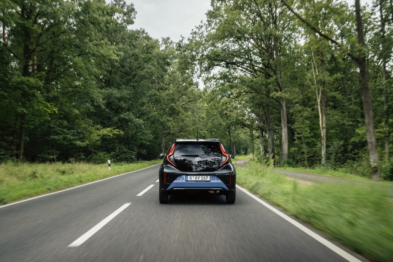 Toyota Aygo X, la full hybrid su strada