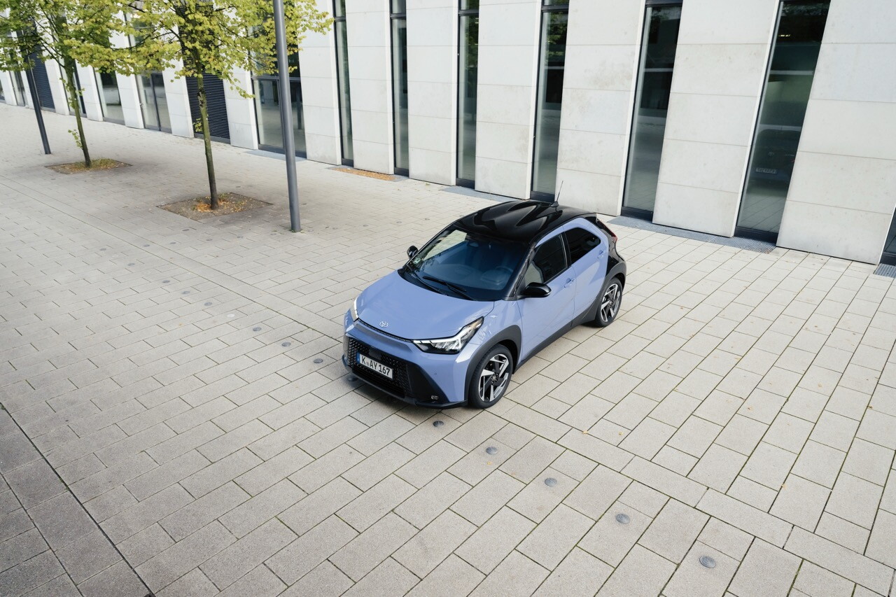 Toyota Aygo X, la full hybrid su strada