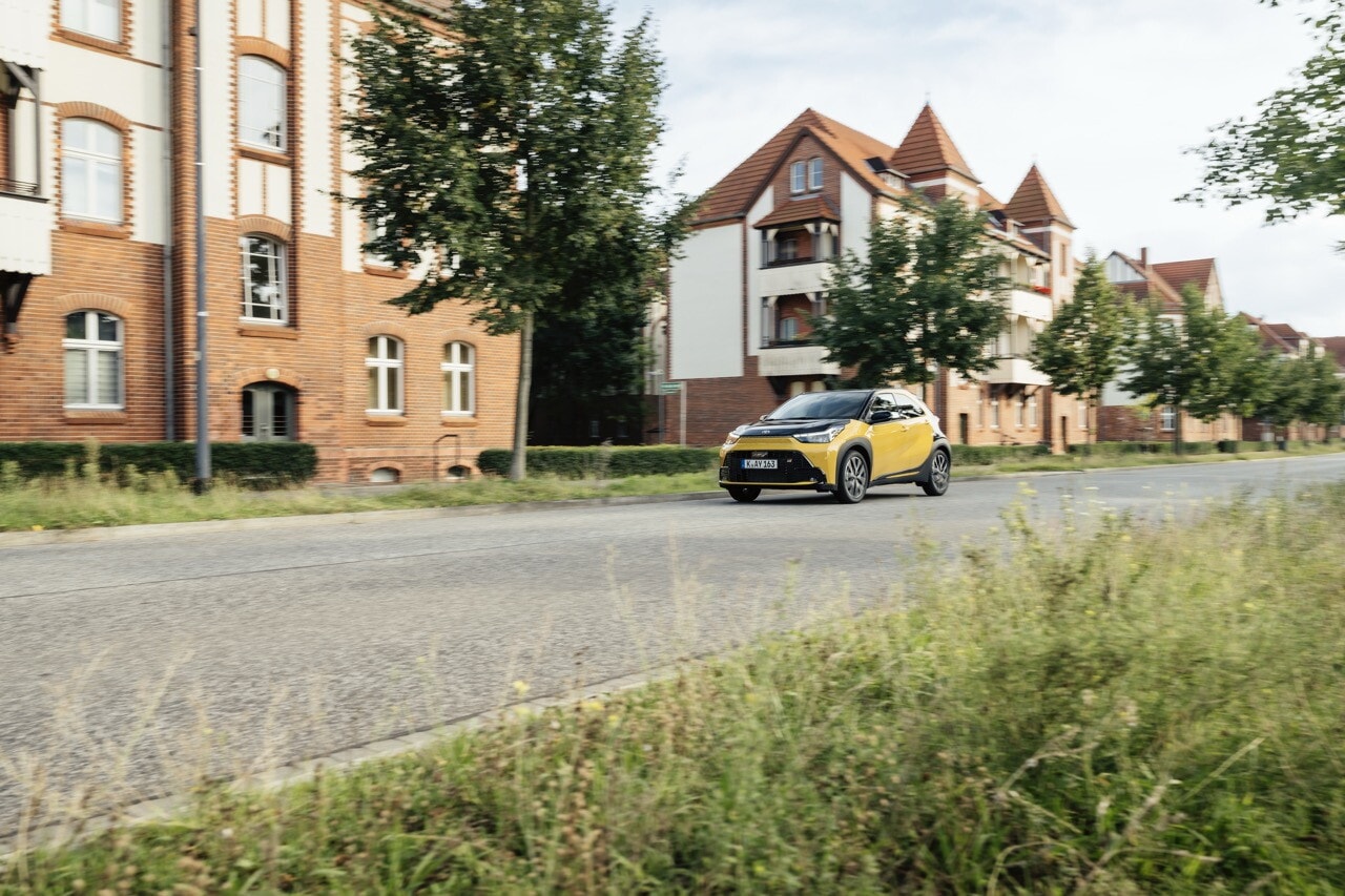 Toyota Aygo X, la full hybrid su strada