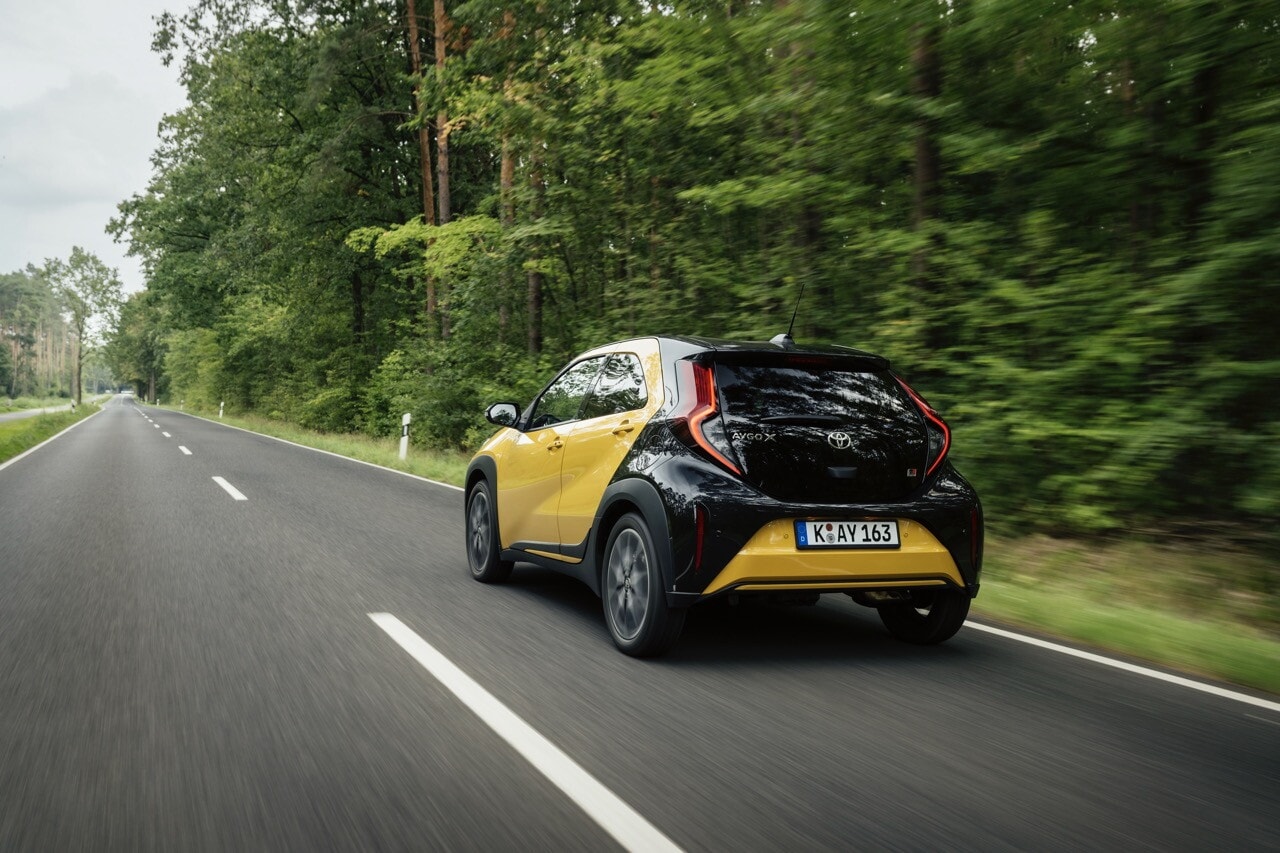 Toyota Aygo X, la full hybrid su strada