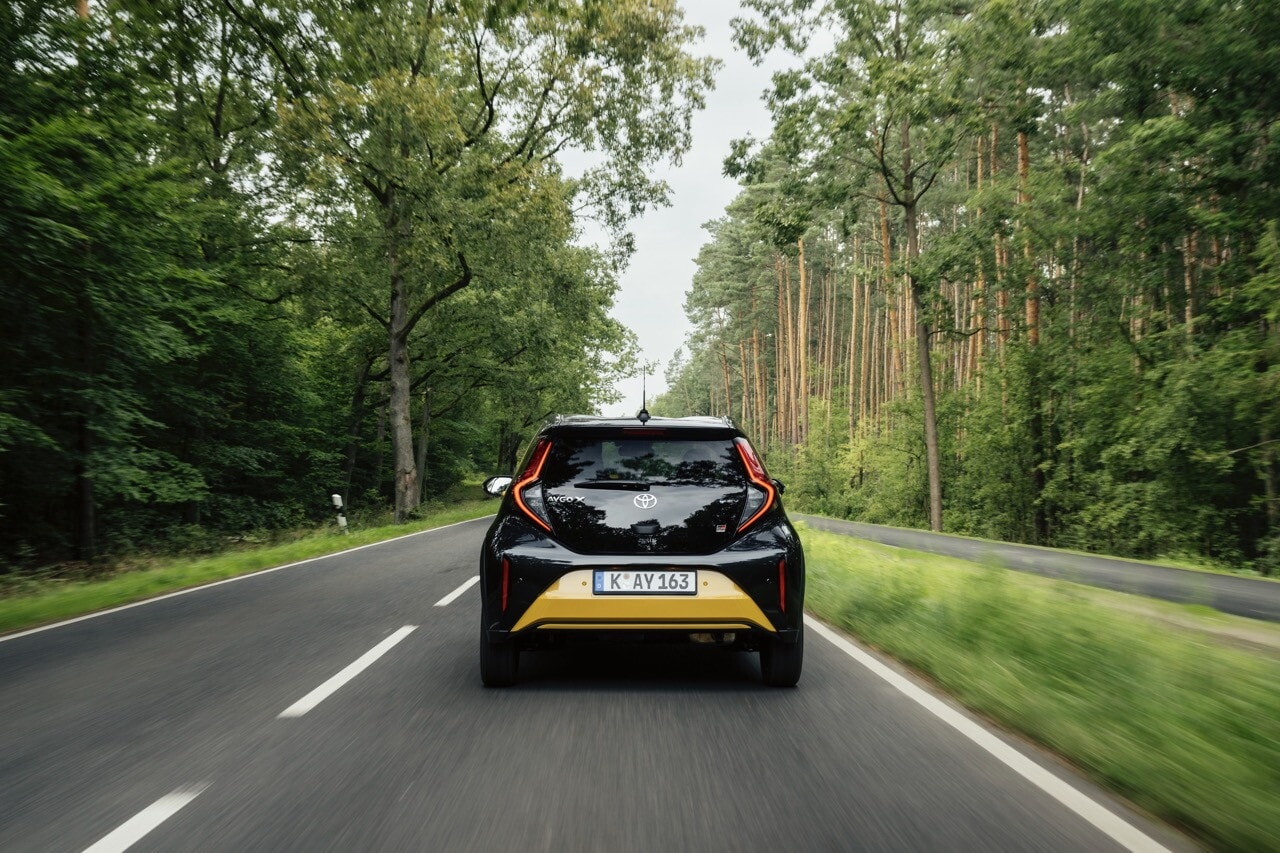 Toyota Aygo X, la full hybrid su strada