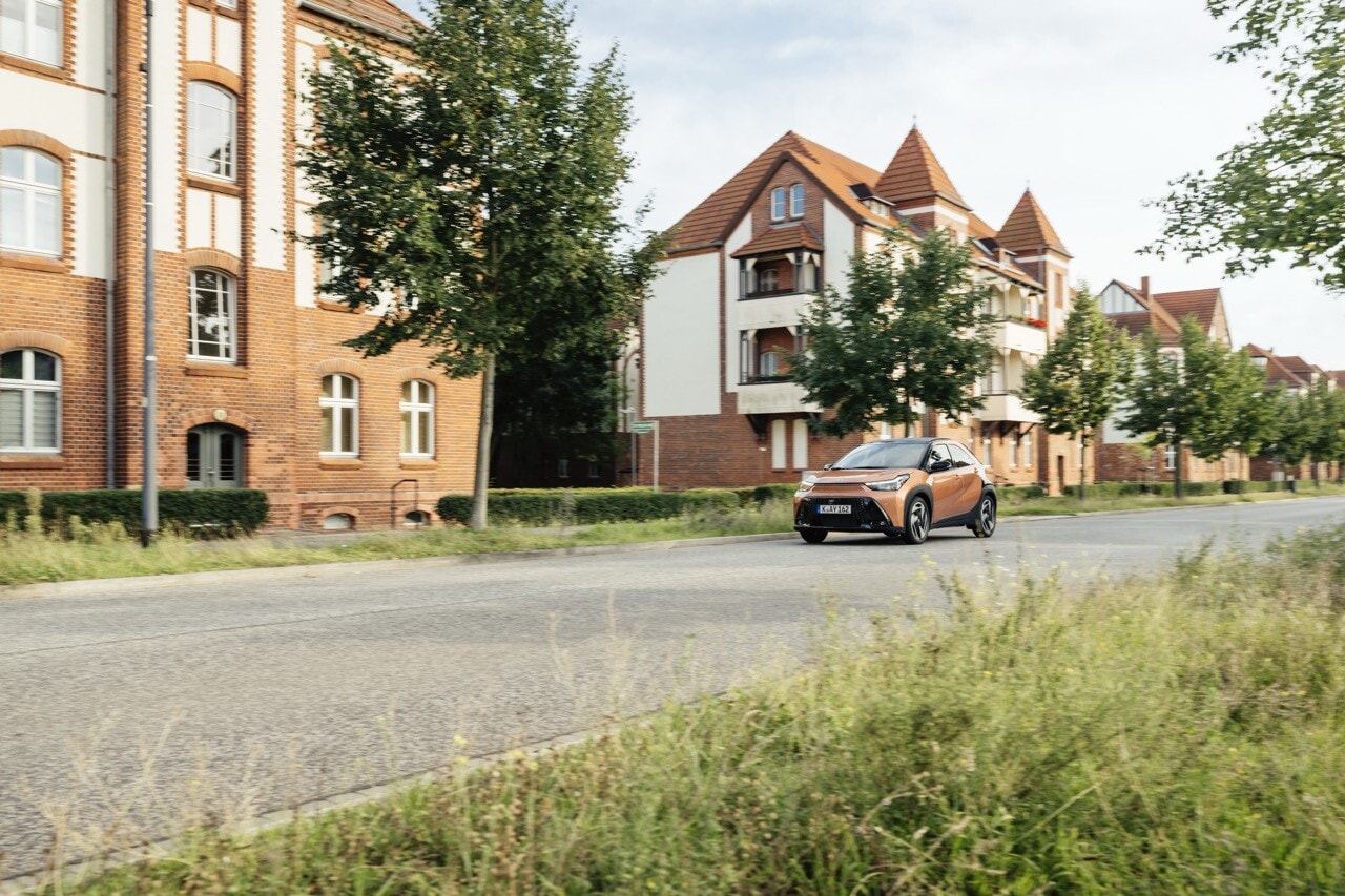 Toyota Aygo X, la full hybrid su strada