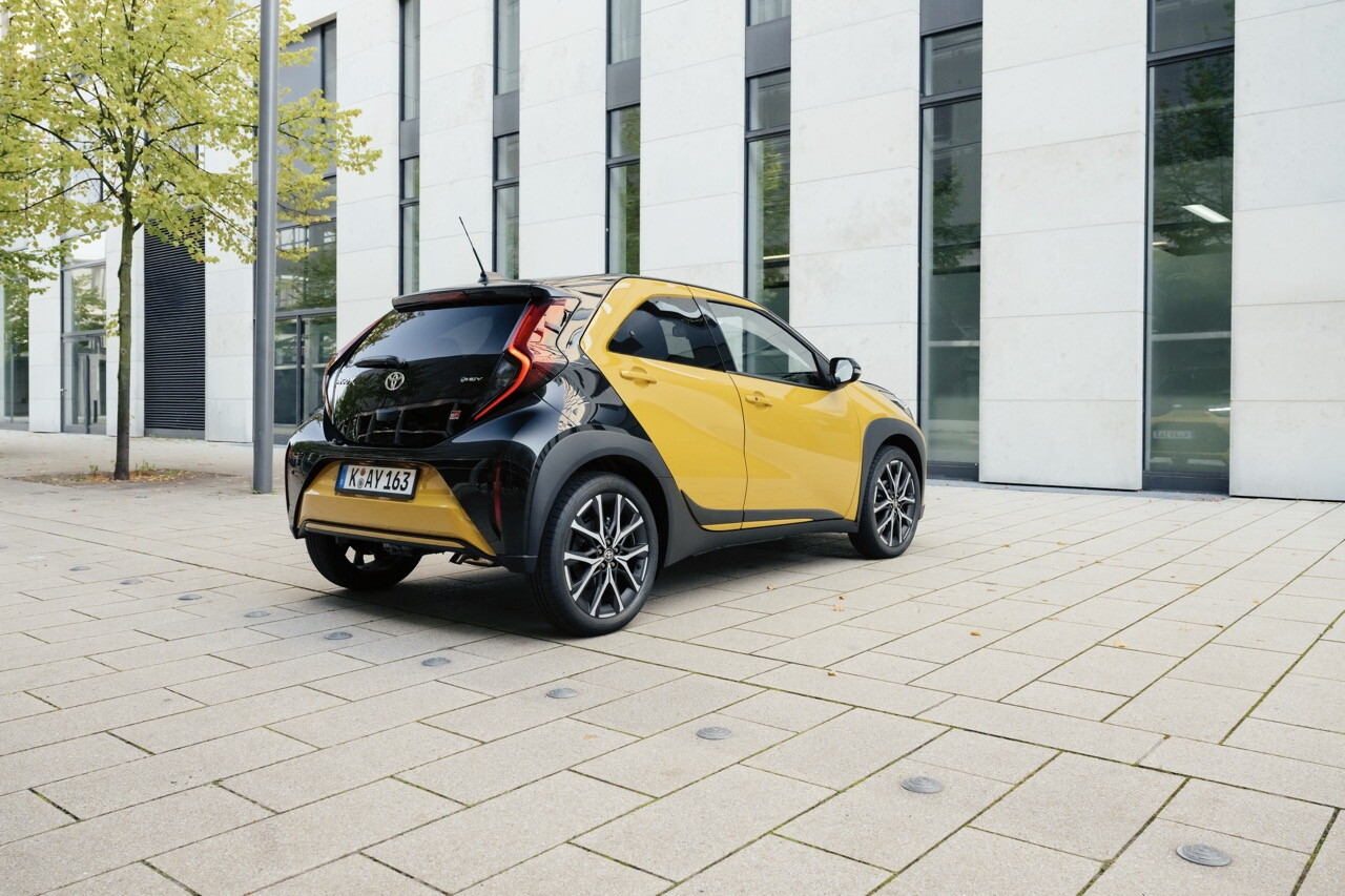 Toyota Aygo X, la full hybrid su strada