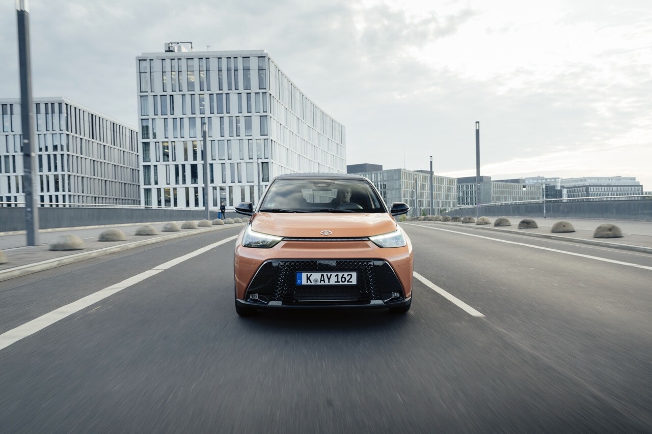 Toyota Aygo X, la full hybrid su strada