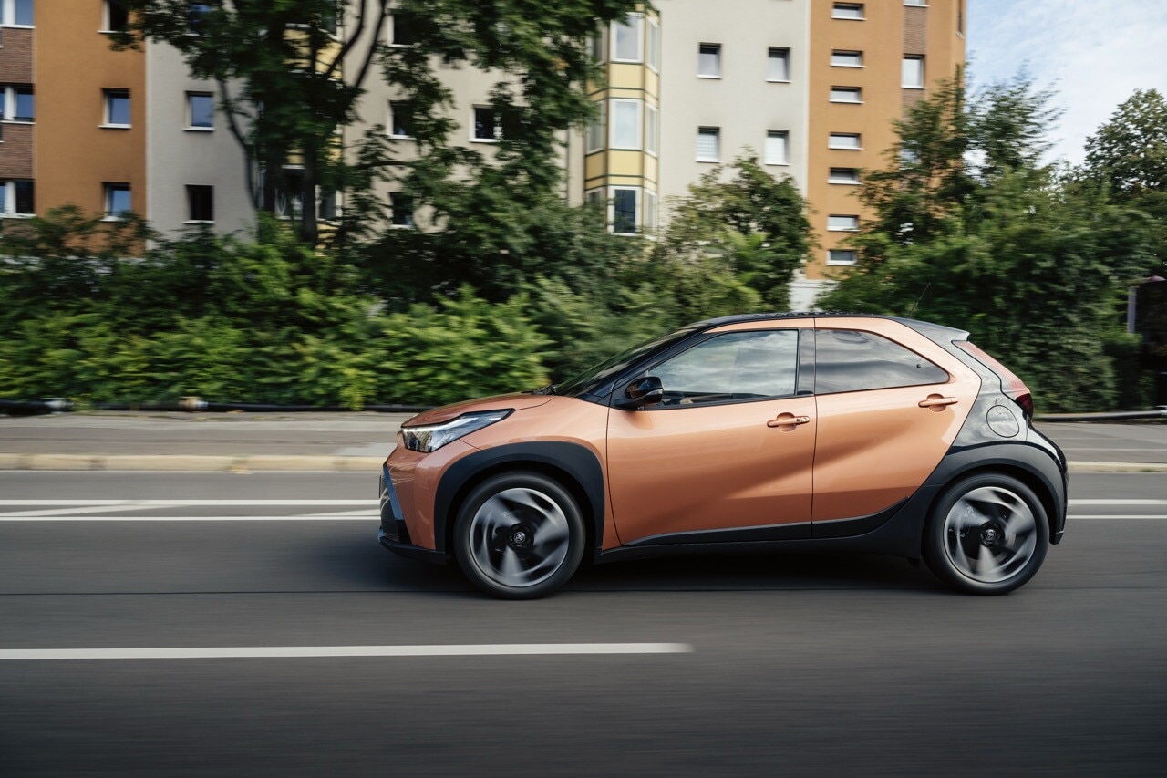 Toyota Aygo X, la full hybrid su strada