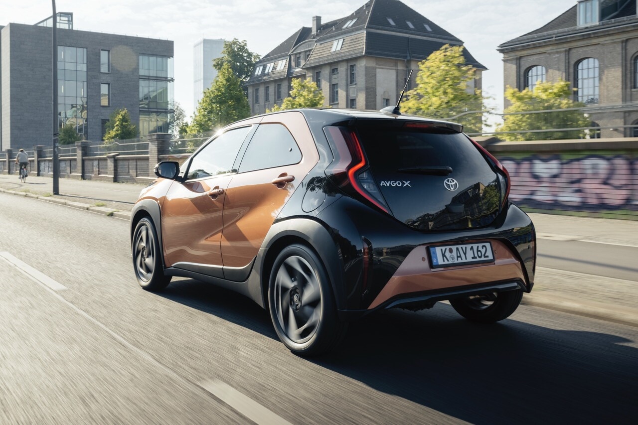 Toyota Aygo X, la full hybrid su strada